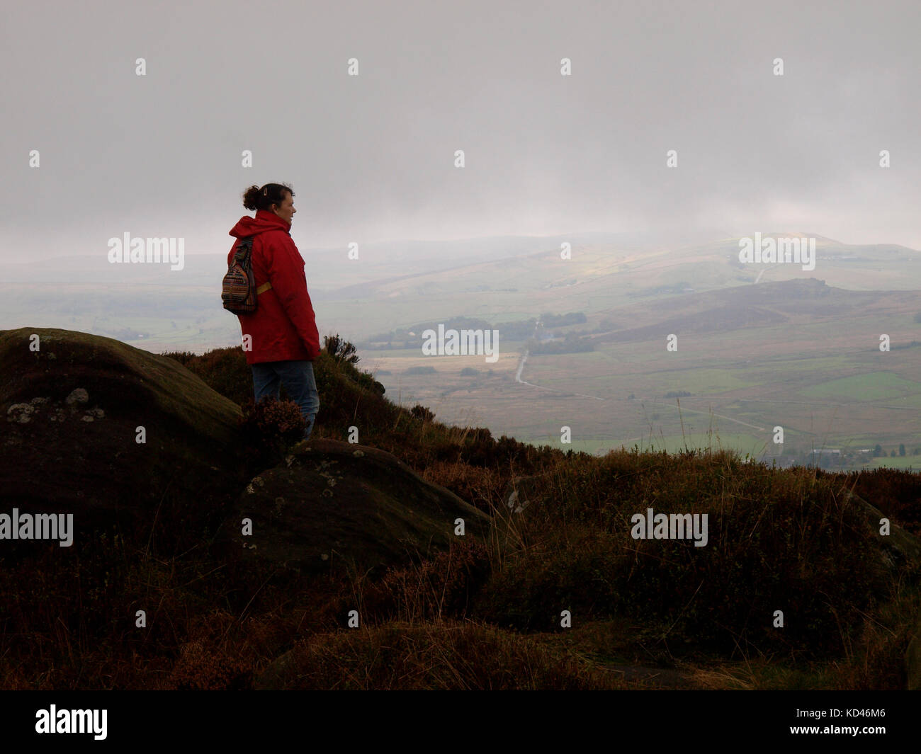 Donna escursionismo sul scarafaggi, il Peak District, Staffordshire, Regno Unito Foto Stock