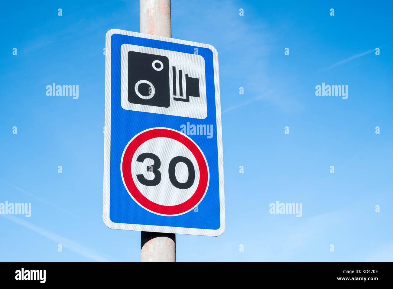 30mph zona. 30 km/h il limite massimo di velocità cartello stradale con una velocità immagine della telecamera, Nottinghamshire, England, Regno Unito Foto Stock