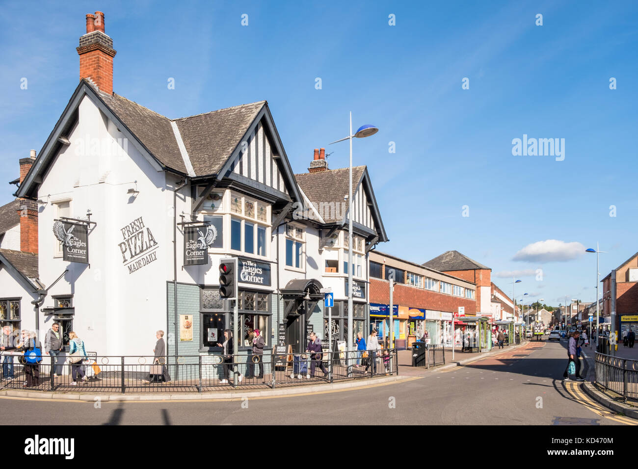 L'angolo delle Aquile pub e la principale area dello shopping nel centro della città di Arnold, Nottinghamshire, England, Regno Unito Foto Stock