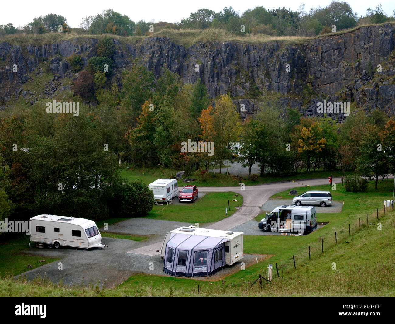 Caravan campeggio in una vecchia cava, buxton, il Peak District, Derbyshire, Regno Unito Foto Stock Caravan campeggio in una vecchia cava, buxton, il Peak District, Derbyshire, Regno Unito Foto Stock
