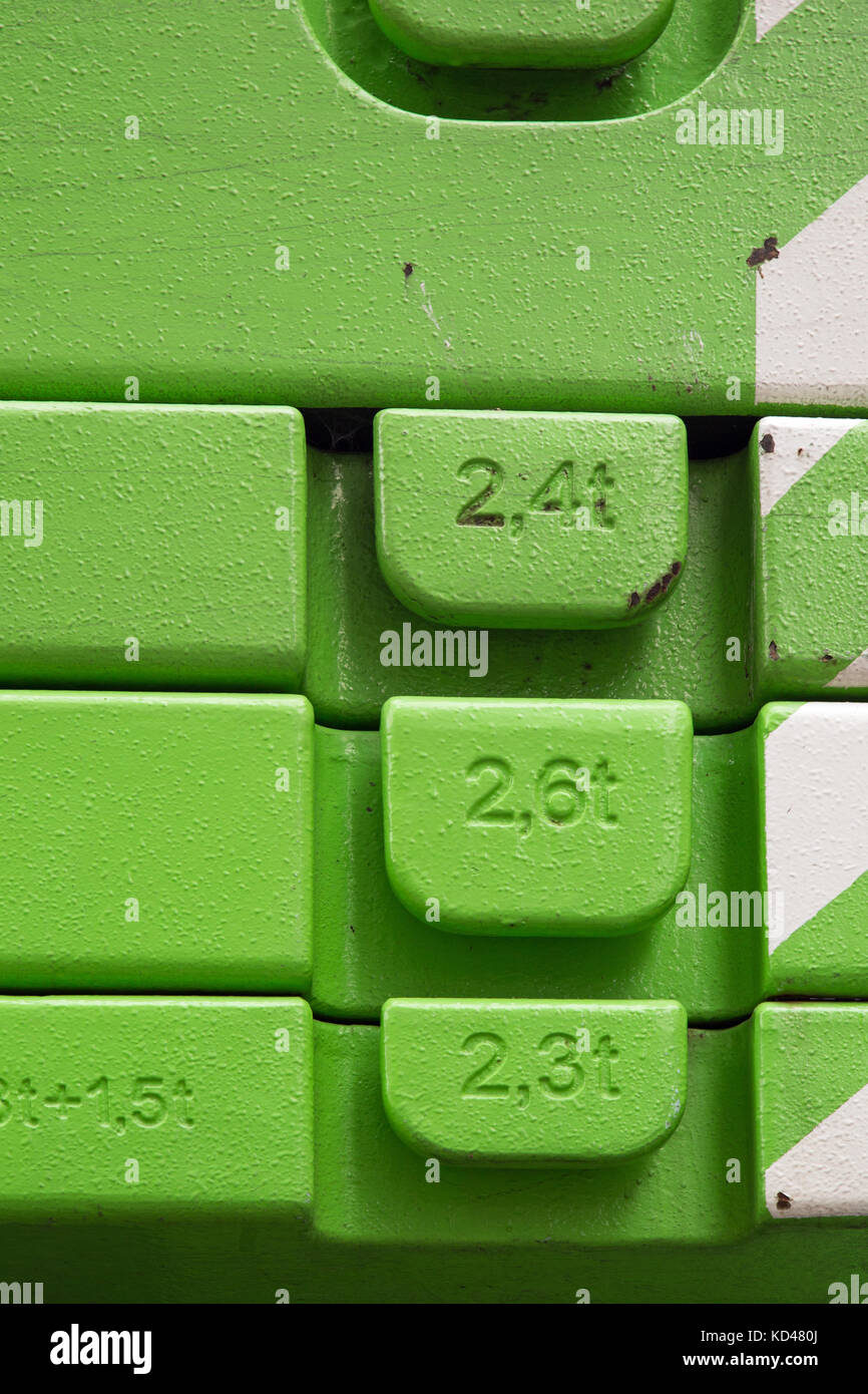 Immagine ravvicinata di numeri sul verde dei pesi su una gru Foto Stock