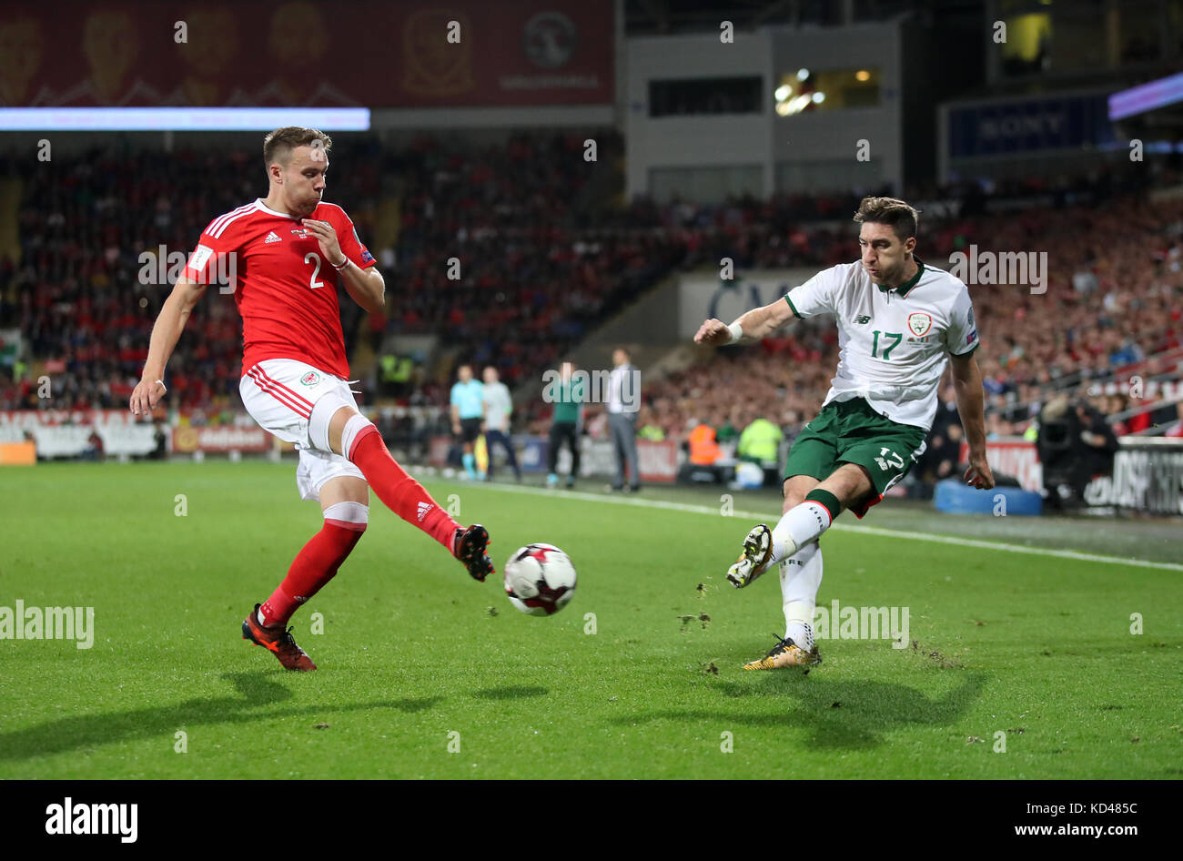 Chris Gunter del Galles e Stephen Ward della Repubblica d'Irlanda combattono per la palla durante la partita di qualificazione del Gruppo D della Coppa del mondo FIFA 2018 al Cardiff City Stadium di Cardiff. PREMERE ASSOCIAZIONE foto. Data immagine: Lunedì 9 ottobre 2017. Vedi PA storia CALCIO Galles. Il credito fotografico dovrebbe essere: Nick Potts/PA Wire. . Foto Stock