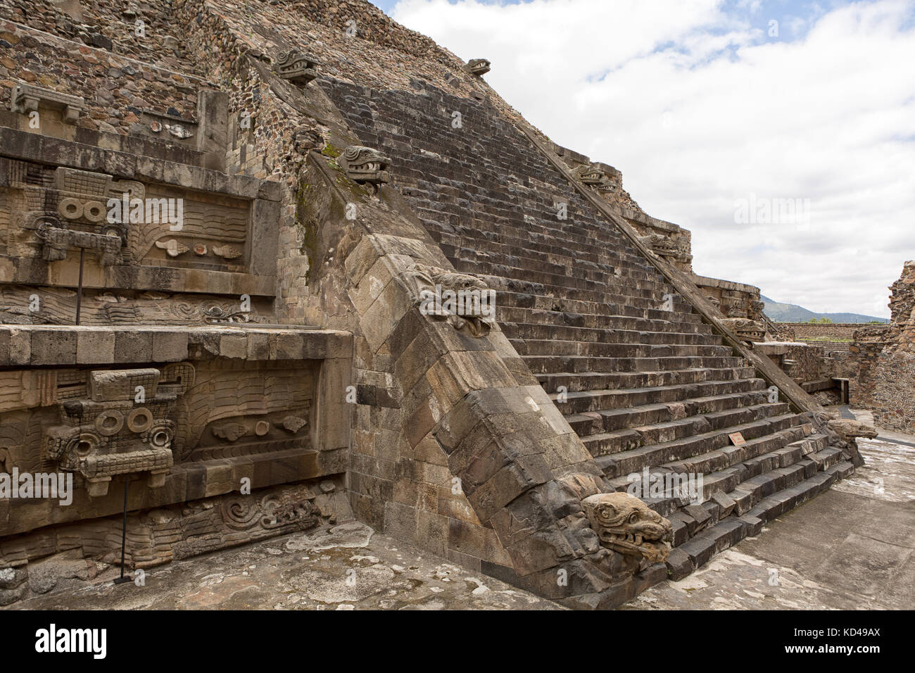 Piramide decorata con statue intagliate a teotihuacan sito archeologico in Messico Foto Stock