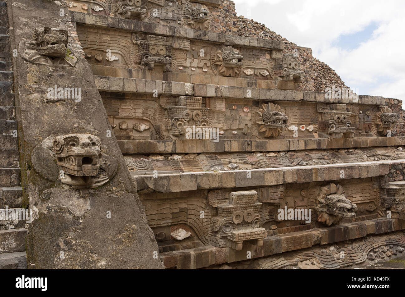 Piramide decorata con statue intagliate a teotihuacan sito archeologico in Messico Foto Stock