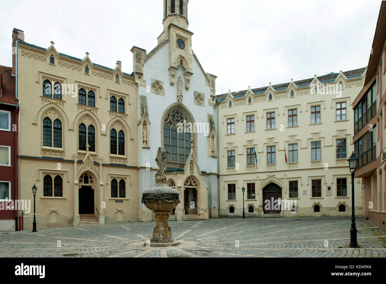 Ungarn, Westungarn, Sopron, Ursulinenplatz (Orsolya ter), Ursulinenkirche (Orsolya Templom), Foto Stock