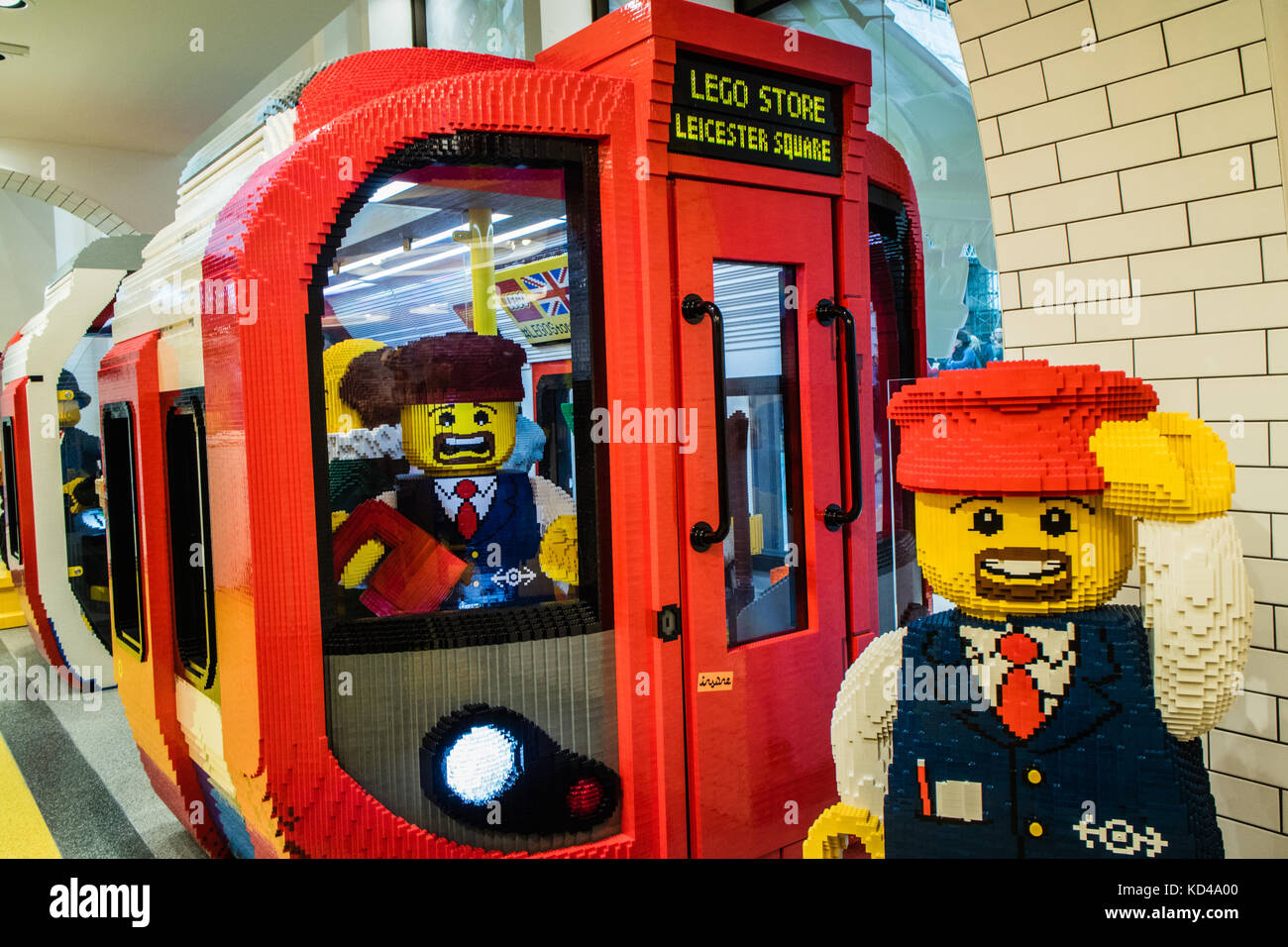 Interno del negozio lego nel quadrato di Leicester, Londra, ottobre 2017 Foto Stock