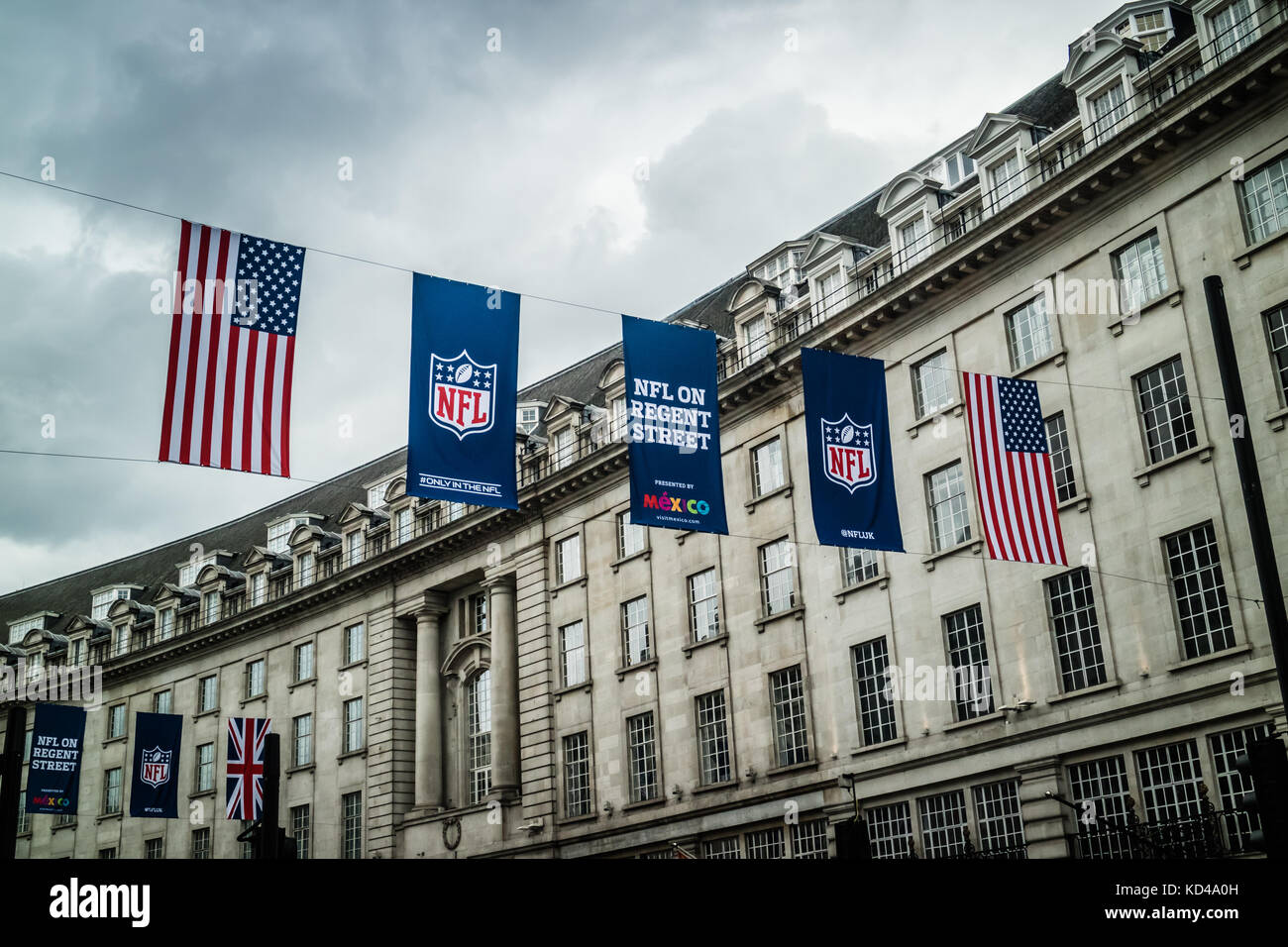 Nfl uk caso banner e noi bandiera appeso sul Regents Street, Londra, Inghilterra, Regno Unito Foto Stock