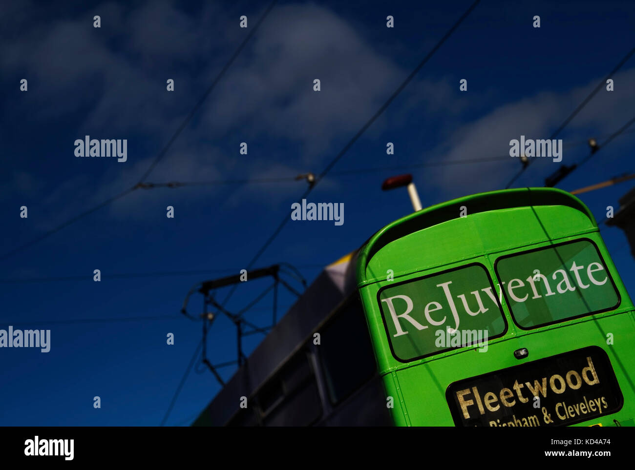 Il tram con la parola ringiovanire sulla sua finestra posteriore, alla vacanza balneare di Blackpool, a nord-ovest dell'Inghilterra, Regno Unito. Foto Stock