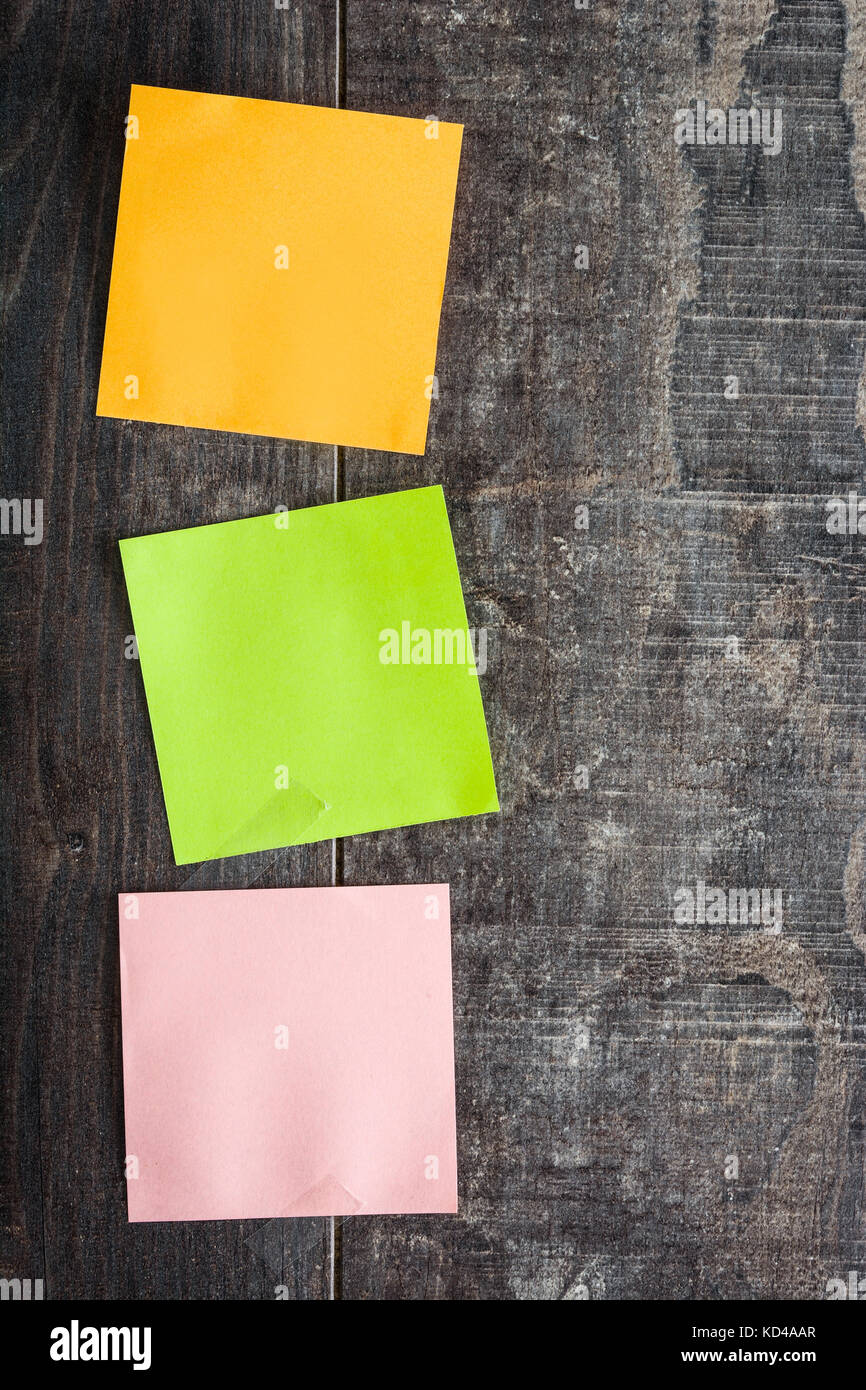 Stick colorati note su un tavolo di legno. Copyspace. Foto Stock