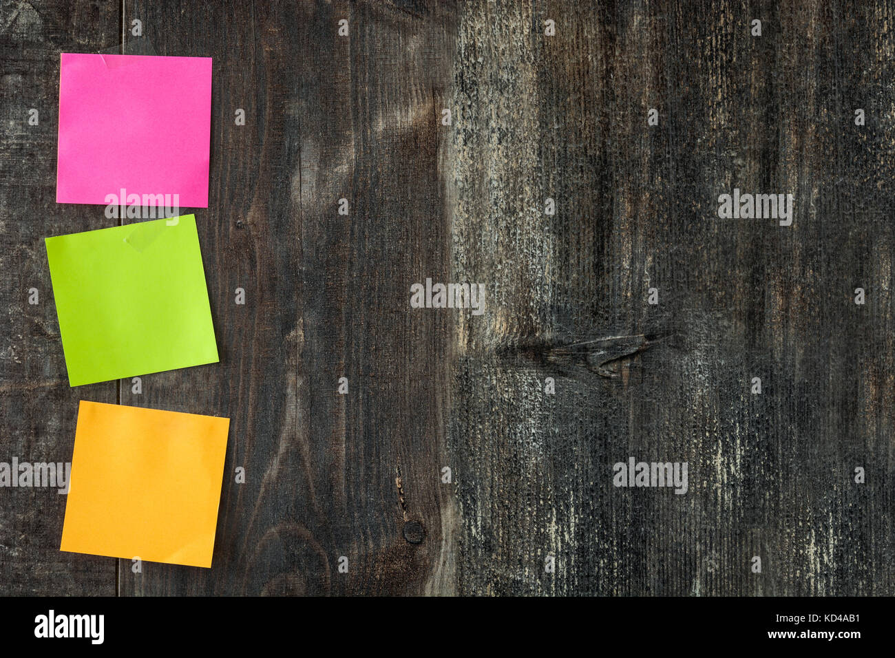Stick colorati note su un tavolo di legno. Copyspace. Foto Stock