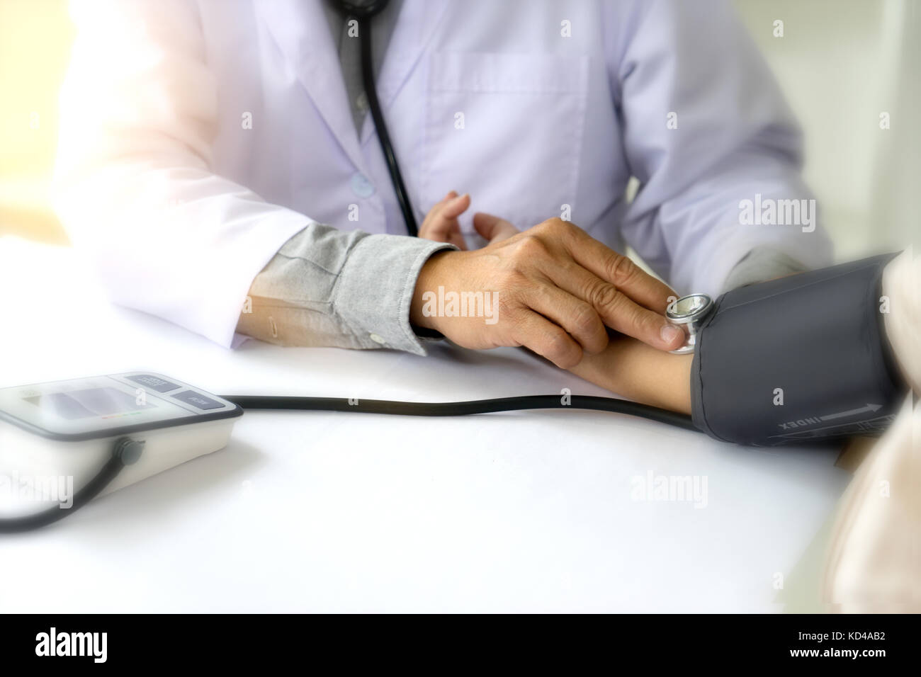 Medico di prendersi cura e dare consultare per il paziente Foto Stock