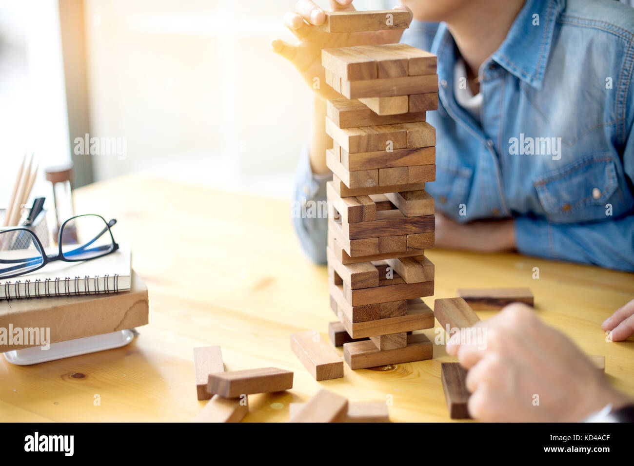 L uomo e la donna riprodurre materiale di legno blocco giocattolo per sviluppare il pensiero e attività Foto Stock