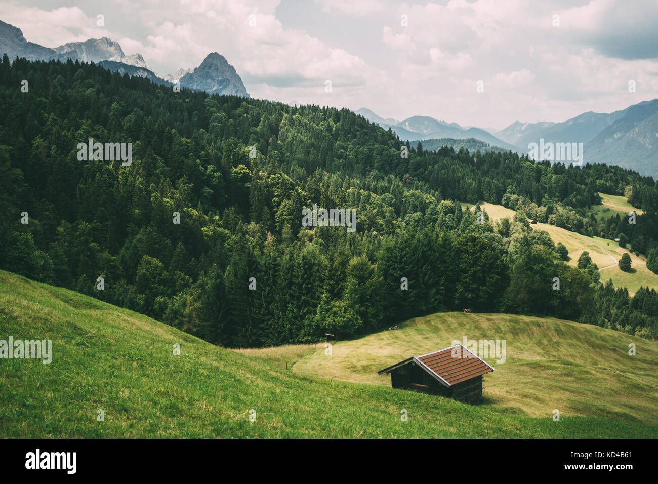 Paesaggio con una cabina di montagna in un prato di erba nelle alpi tedesche in Baviera. Foto Stock