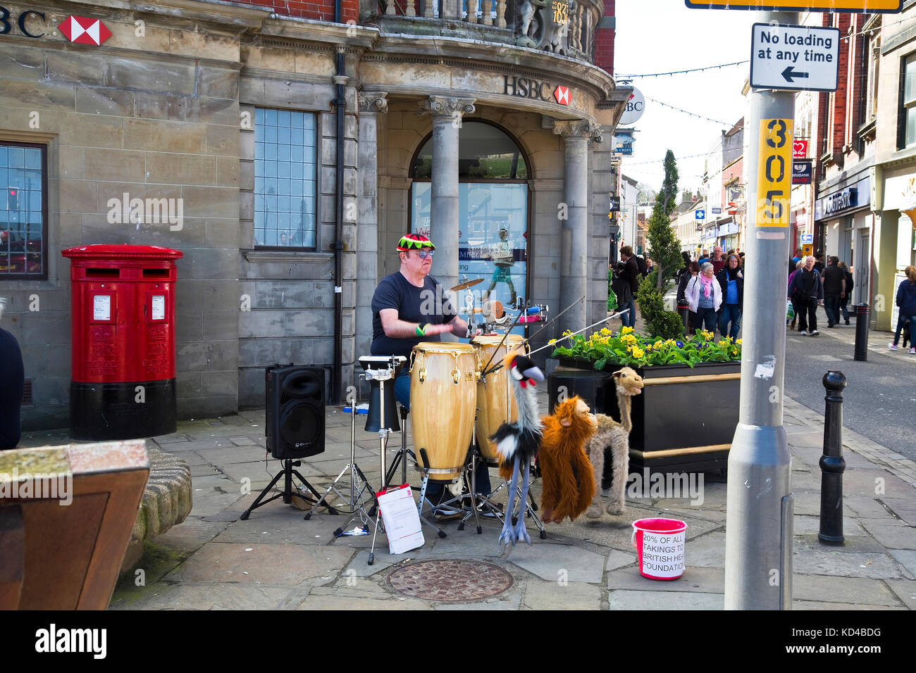 Vista del Street entertainer che suona il Bongo's a Whitby, nel nord-est dello Yorkshire, Regno Unito Foto Stock
