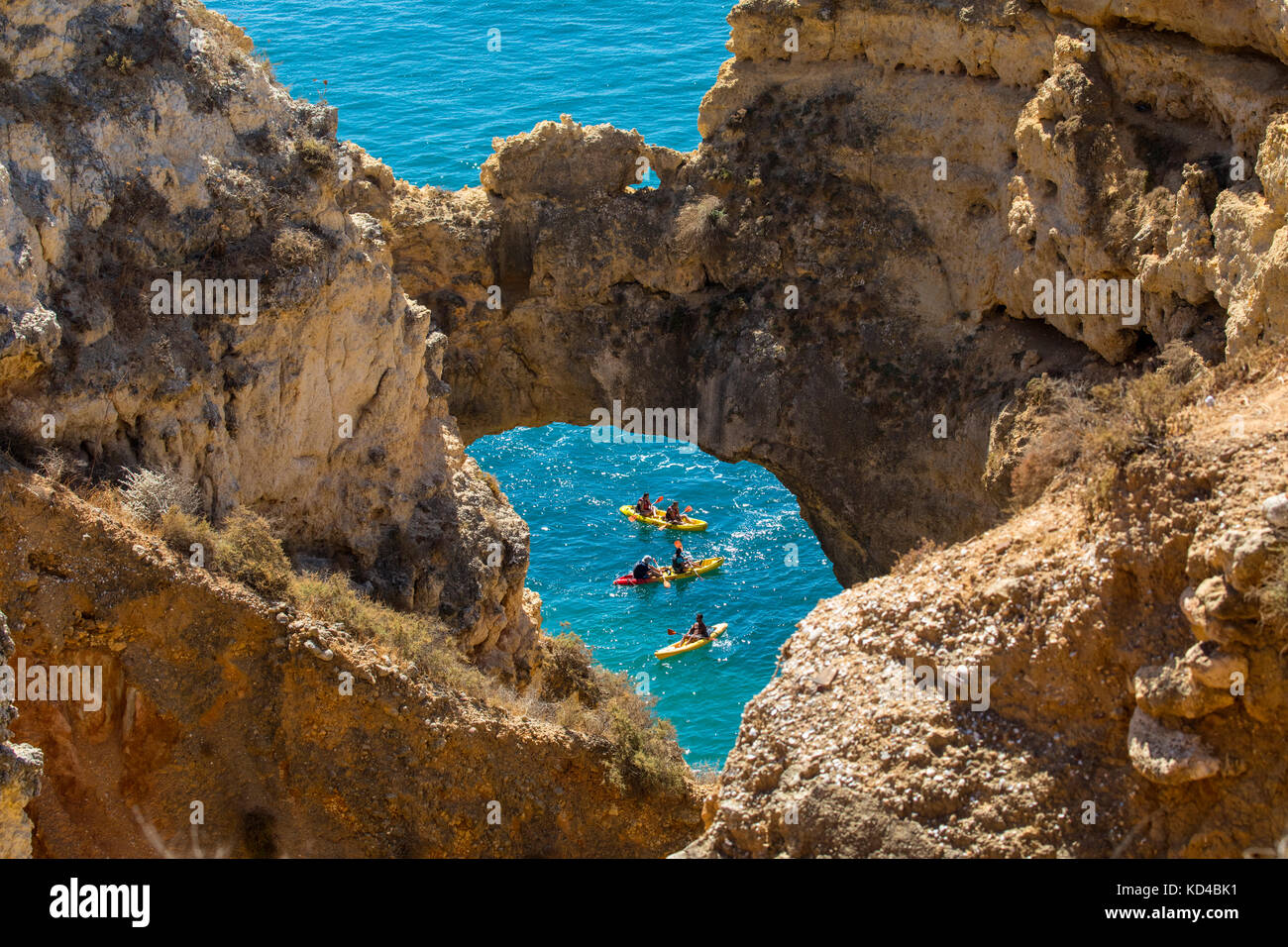 Una vista attraverso uno dei bellissimi archi di roccia da Ponta da piedade a Lagos, Portogallo. Foto Stock