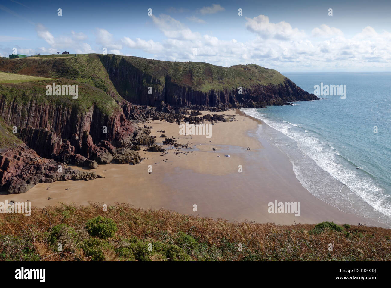 Presipe beach con il mod di Manorbier Camp test missilistici sito sulla cima di una collina in Pembrokeshire, West Wales, Regno Unito Foto Stock