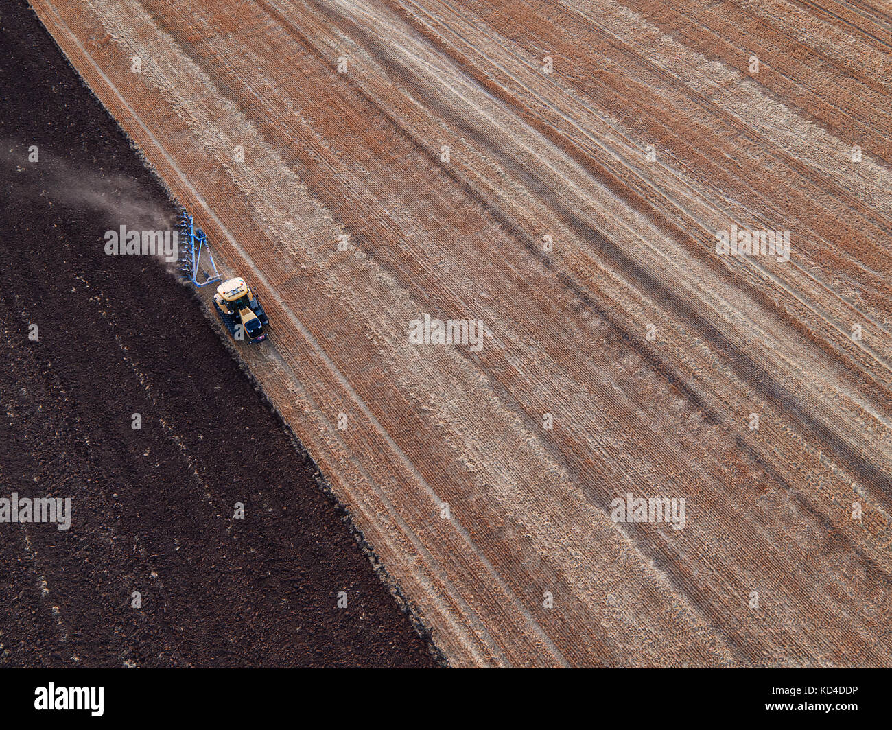 Il trattore campo coltivato in autunno, vista aerea Foto Stock