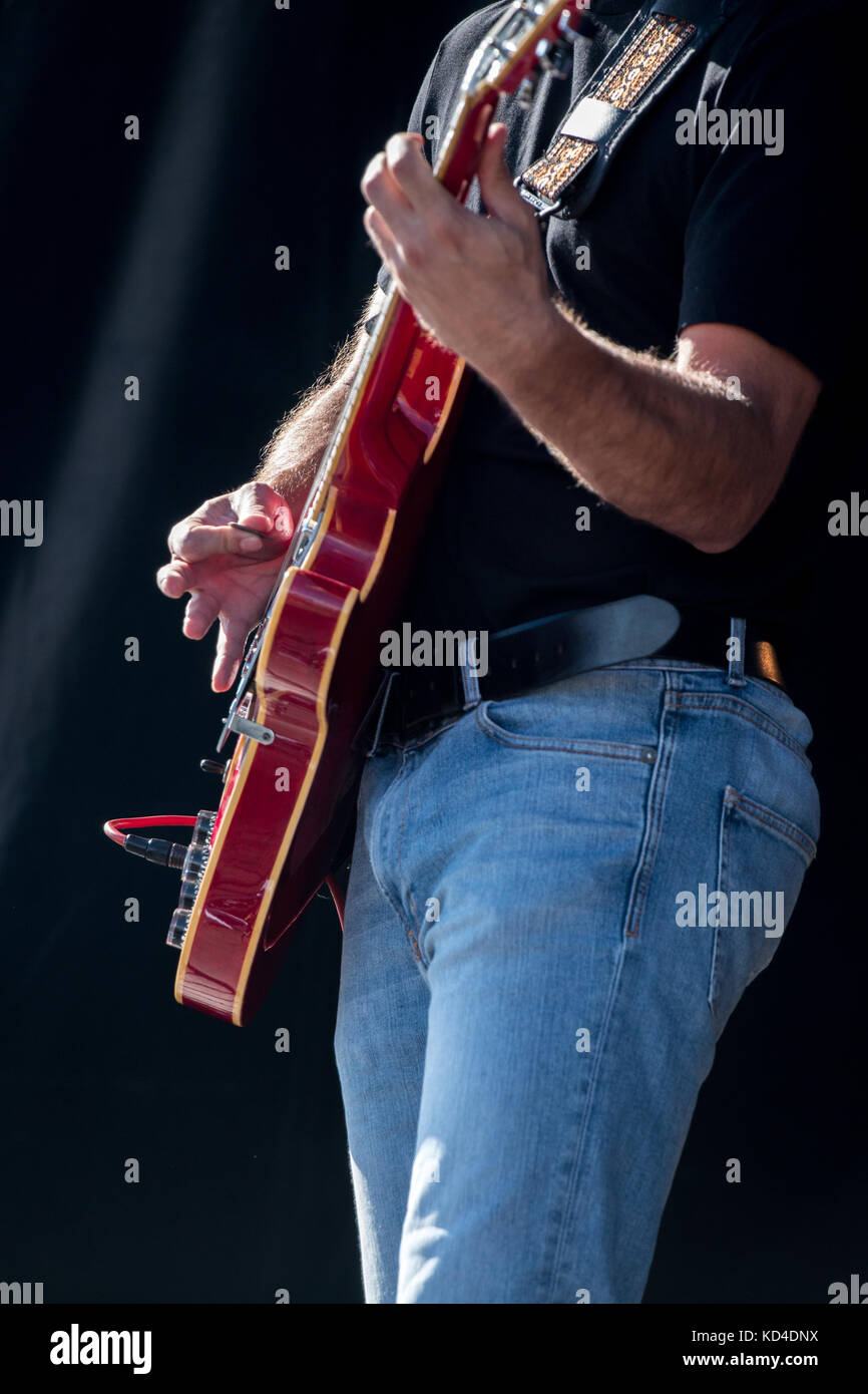 Chiudere la vista dettaglio di un chitarrista giocando su un concerto Foto Stock