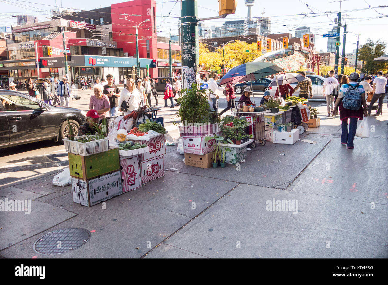 I venditori ambulanti vendono verdure lungo Spadina Ave in Chinatown nel centro cittadino di Toronto Ontario Canada Foto Stock