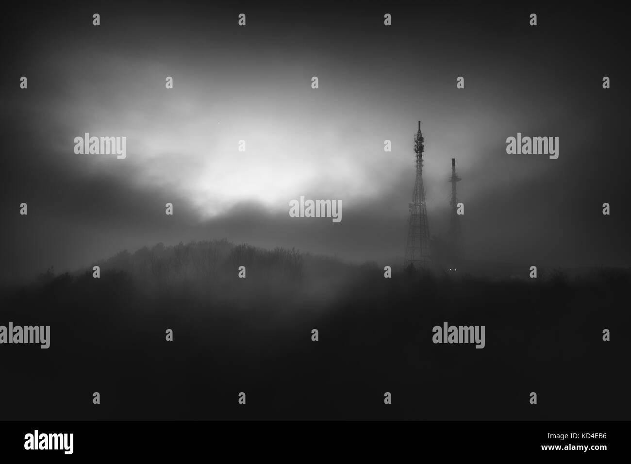 Densa nebbia in montagna e il collegamento della torre radio Foto Stock