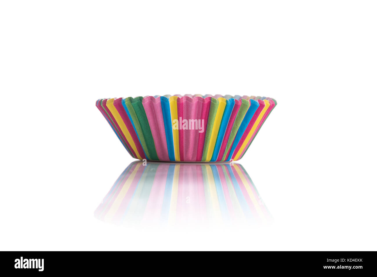 Pila di vuoto cupcake casi su sfondo bianco Foto Stock