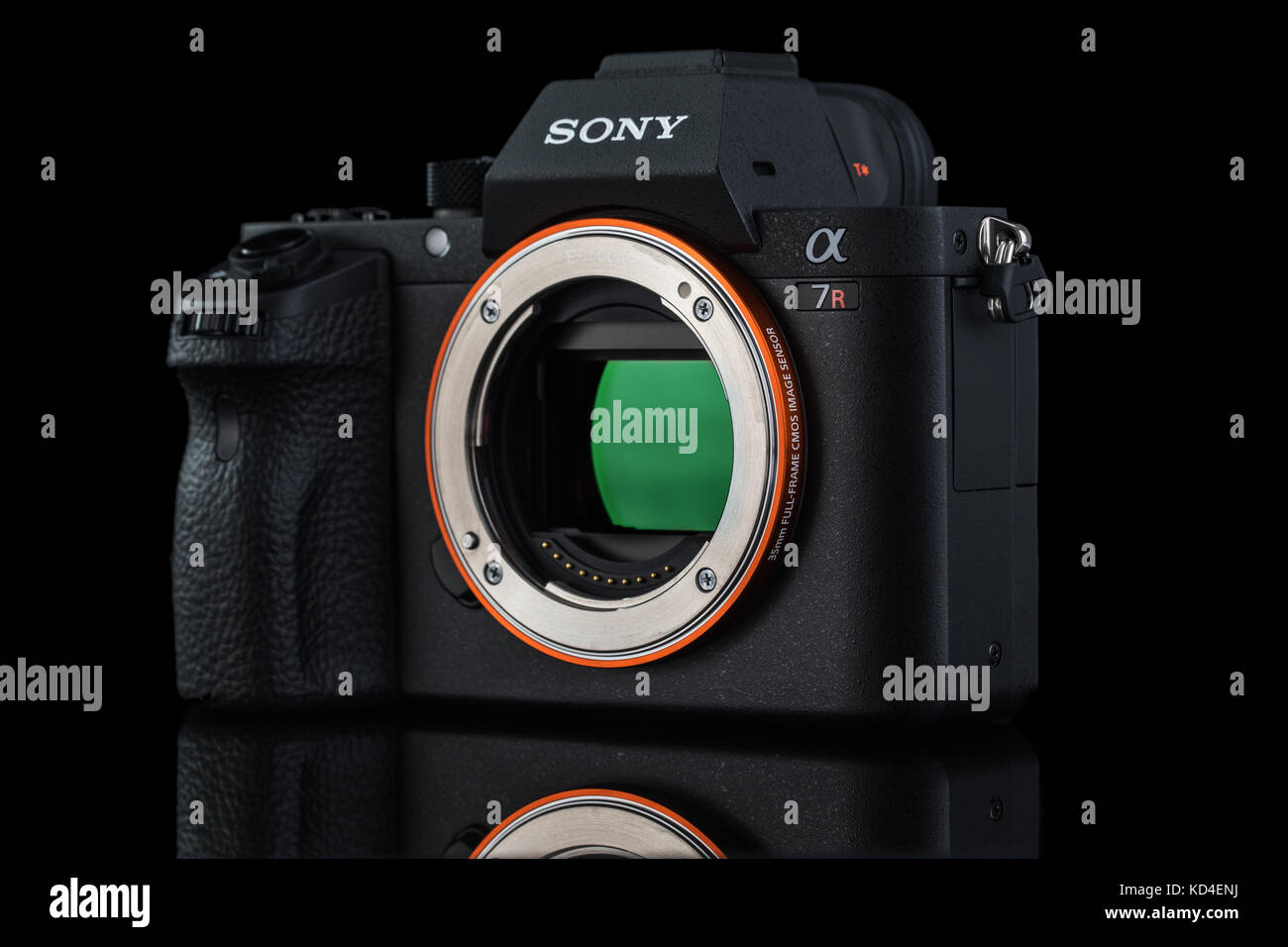 Varna, Bulgaria - Febbraio 02,2017: Immagine di alfa a7R II Mirrorless fotocamera digitale con full-frame da 42,4 megapixel Sensore Exmor R back-struttura illuminata Foto Stock