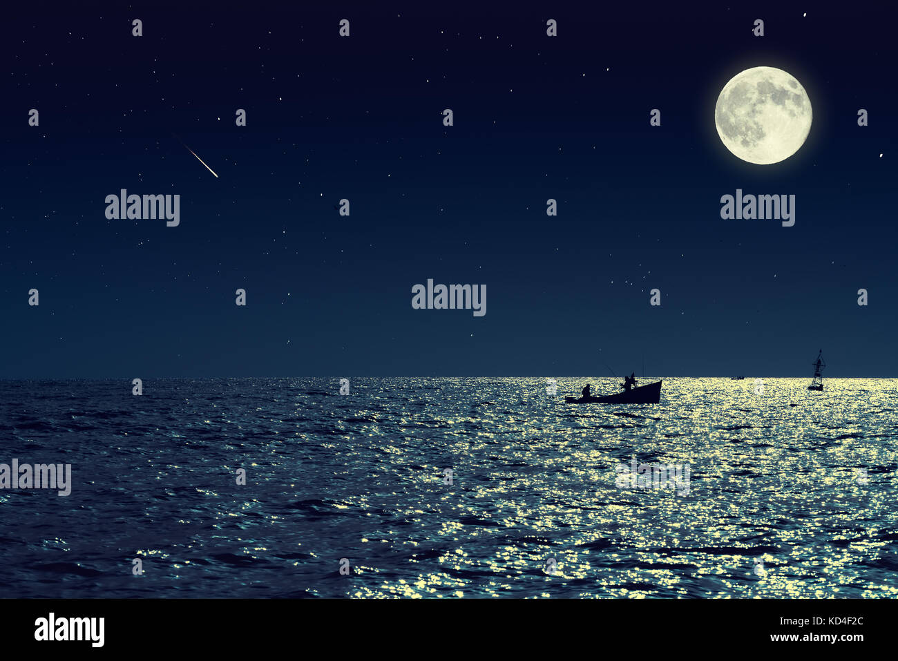 Vista panoramica di piccole barche da pesca in mare calmo acqua durante la notte e la luna piena. Foto Stock