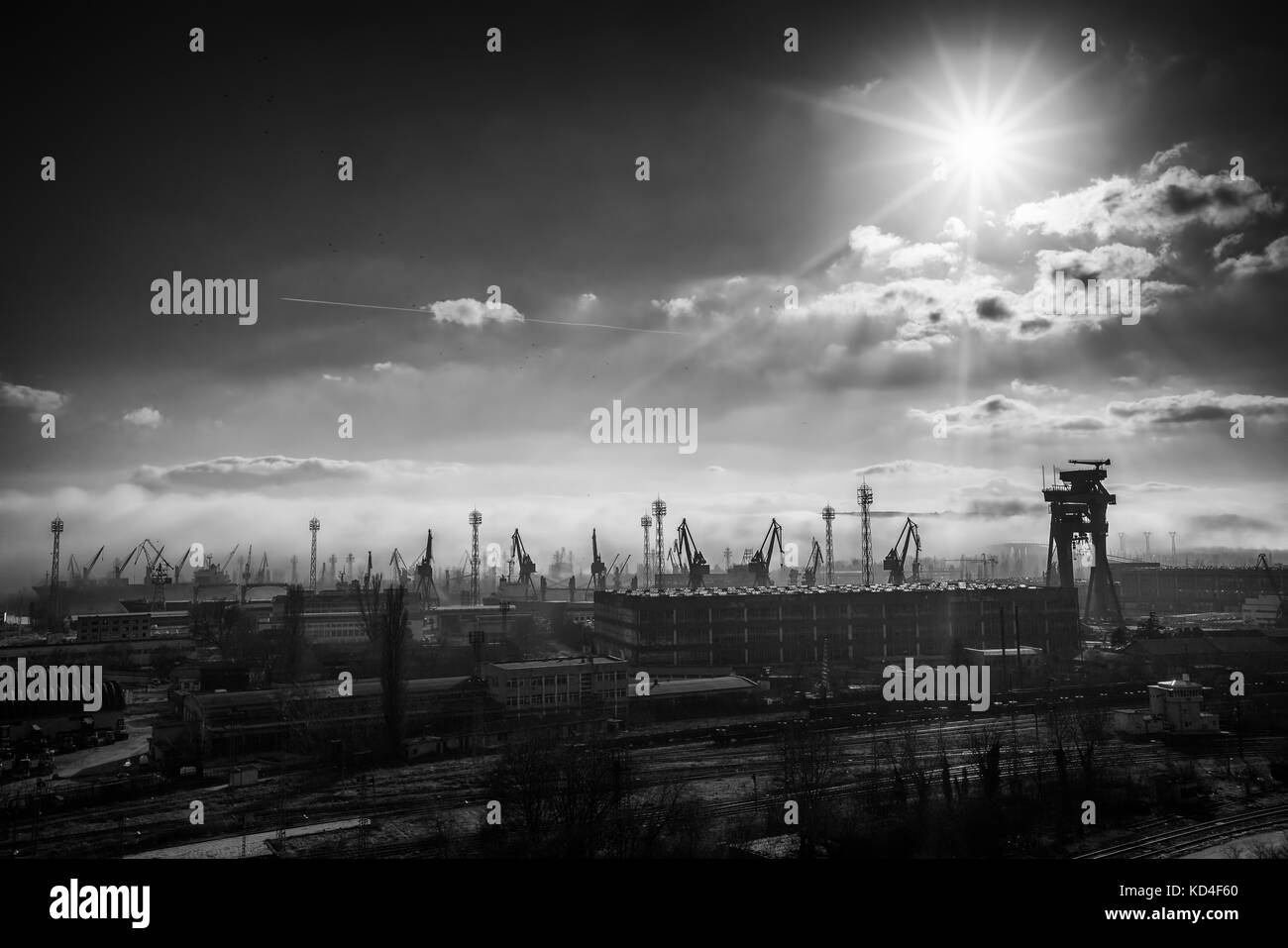 Vista panoramica verso il porto di mare e le gru industriali, Varna, Bulgaria Foto Stock