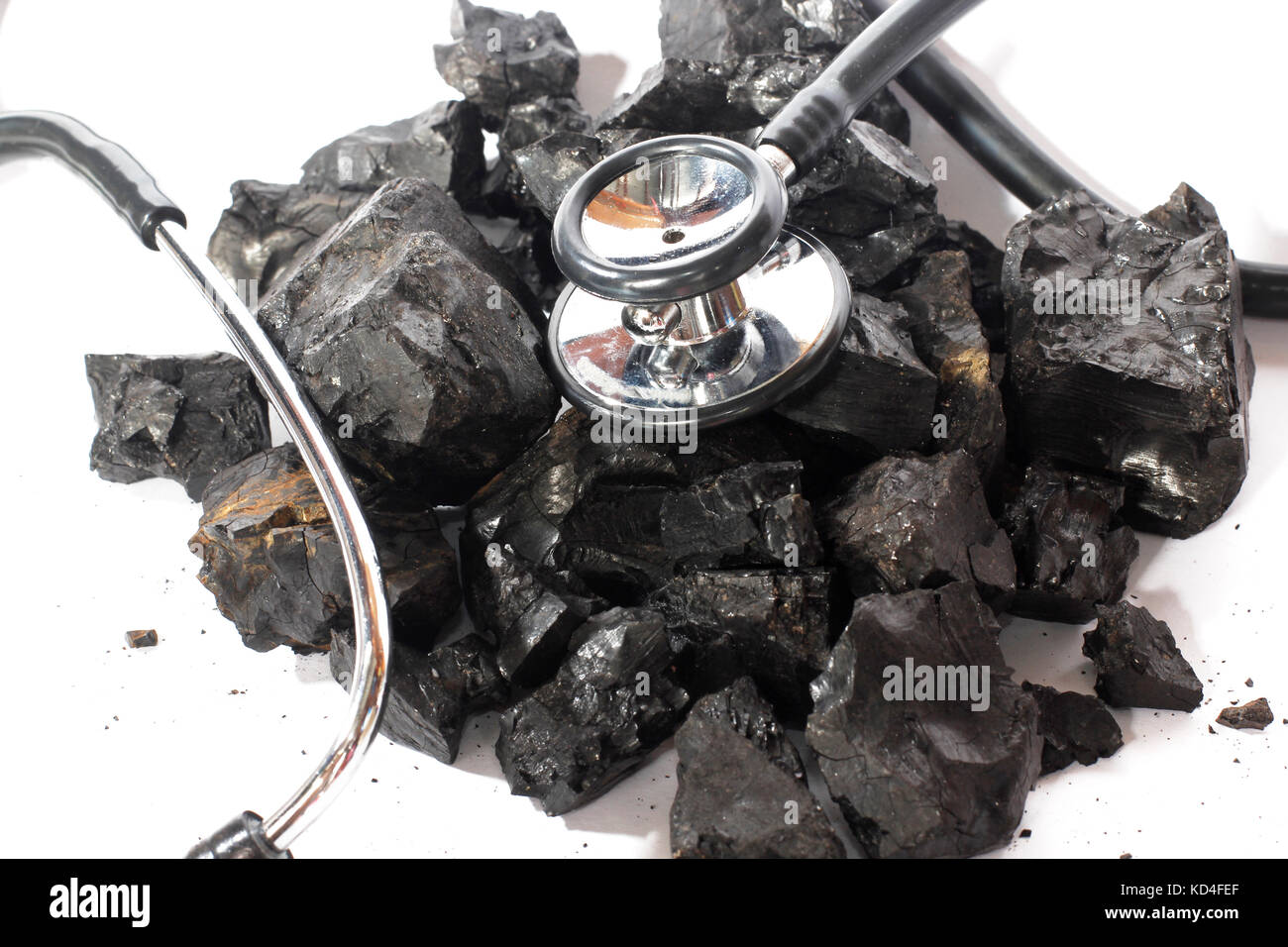 Industria carboniera concetto - utilizzando uno stetoscopio.messa a fuoco selettiva su uno stetoscopio Foto Stock