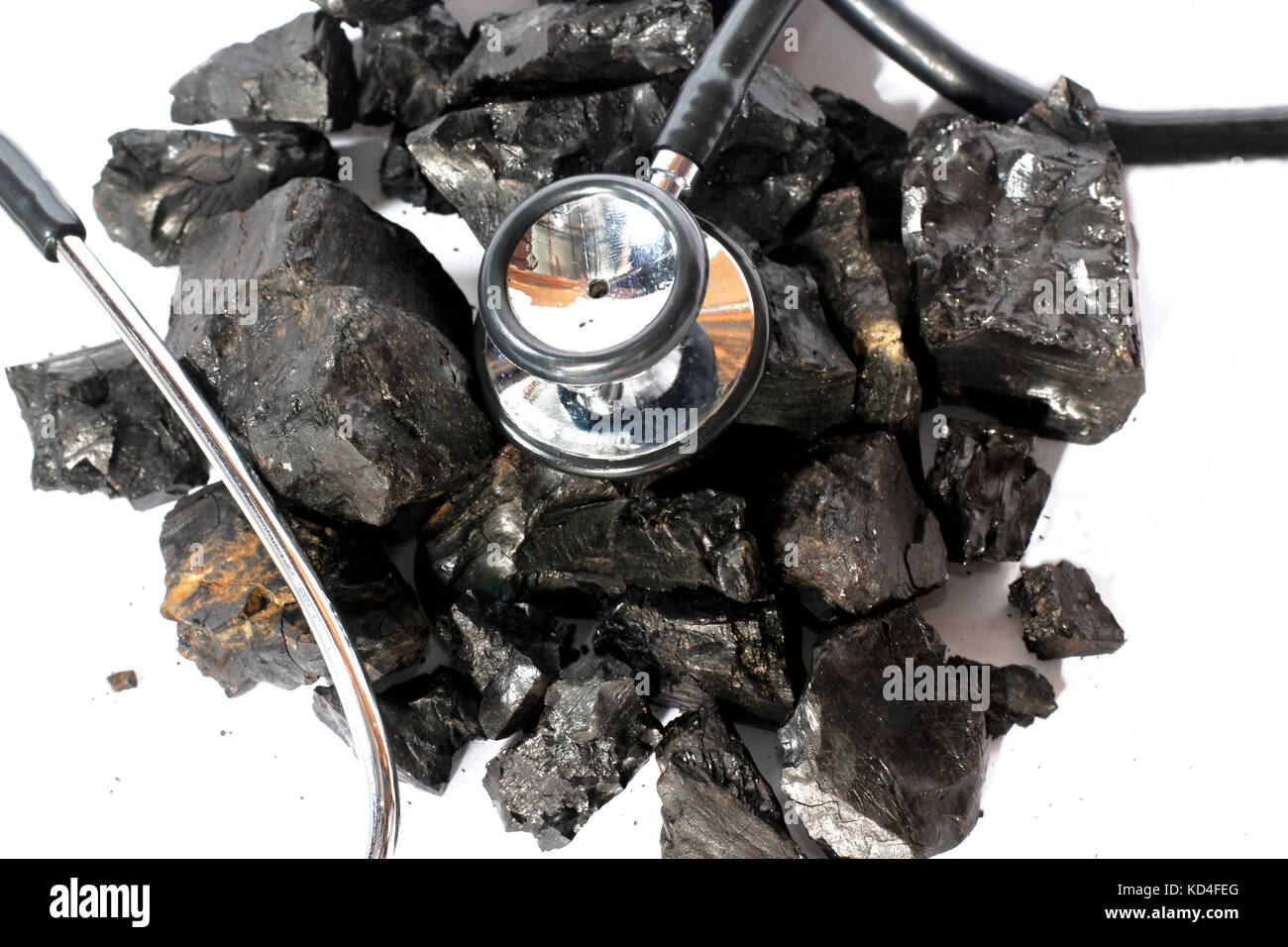 Industria carboniera concetto - utilizzando uno stetoscopio.messa a fuoco selettiva su uno stetoscopio Foto Stock