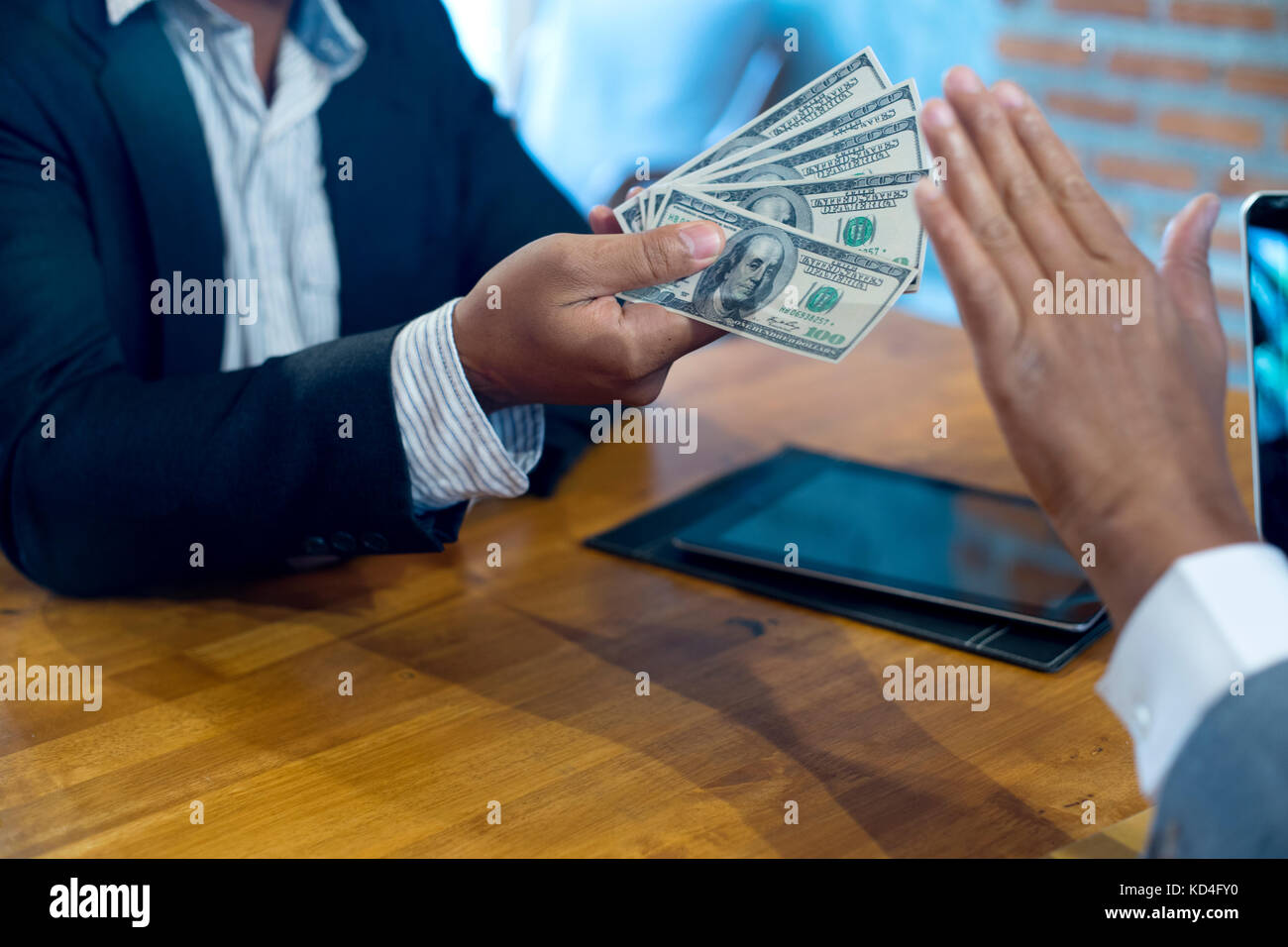 Business man dare tangenti al funzionario responsabile ma dire alcun concetto di corruzione Foto Stock