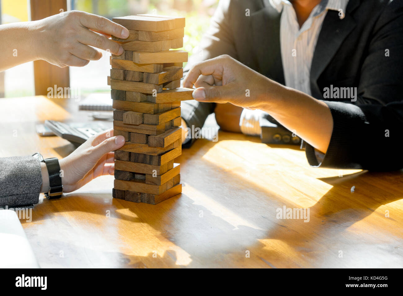 Imprenditore e imprenditrice del piano di gruppo e giocare jenga scatola in legno materiale legno concetto di gioco per testare e preparare il rischio di piano di marketing Foto Stock