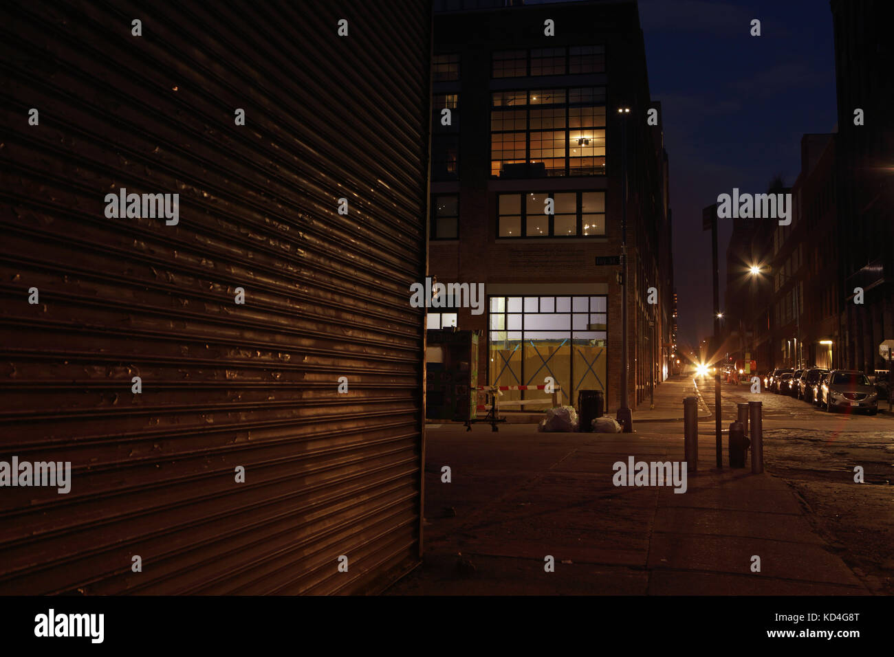 Notte vanishing point visualizza in basso Water Street in DUMBO, Brooklyn, una lunga esposizione sfondo con look rétro. Il sodio le luci di strada e sentieri di luce fr Foto Stock