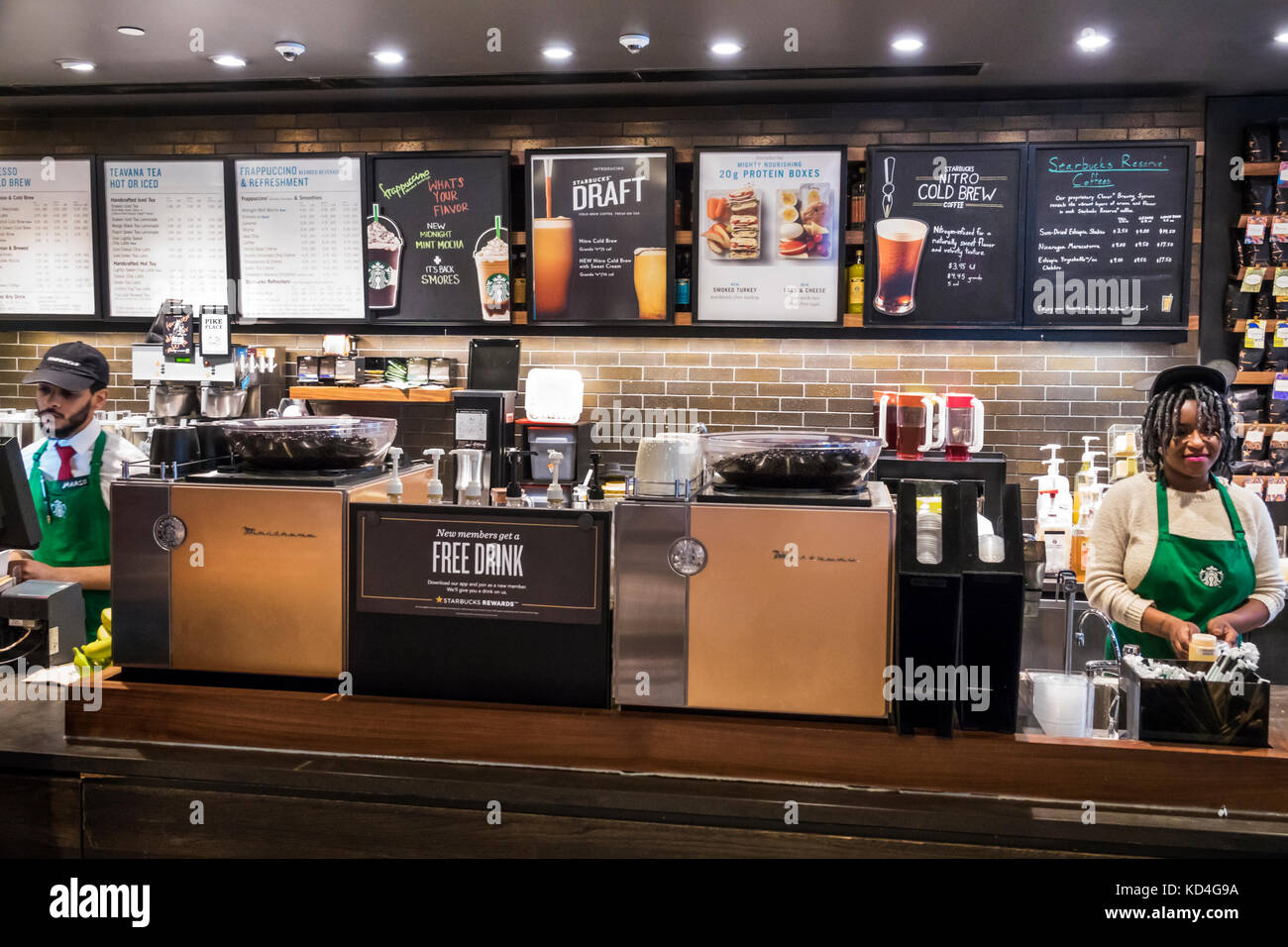 Washington DC, Downtown, Starbucks, Starbucks Reserve Roadowery & Tasting Room, coffee Company, coffee house, negozio di lusso, banco, uomo nero uomo maschio, donna f Foto Stock