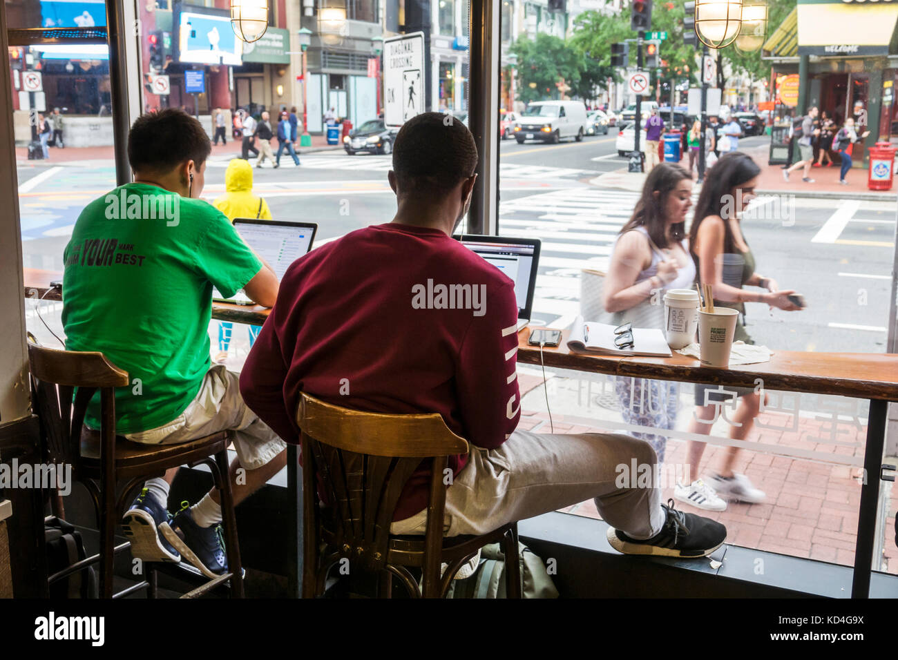 Washington DC, Chinatown, quartiere etnico asiatico, Starbucks, caffè, coffee house, interno, patron, asiatici neri, uomo uomo maschio, laptop, vista di Foto Stock