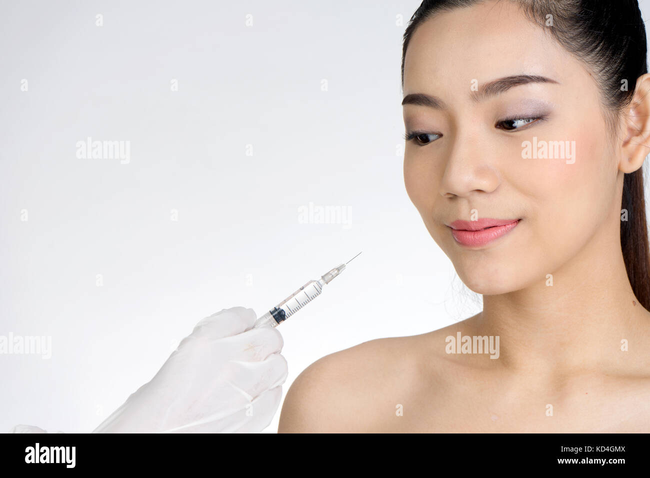 Medico mano utilizzare una siringa per iniezione donna faccia concetto healthcare per la bellezza ha bisogno o non Foto Stock