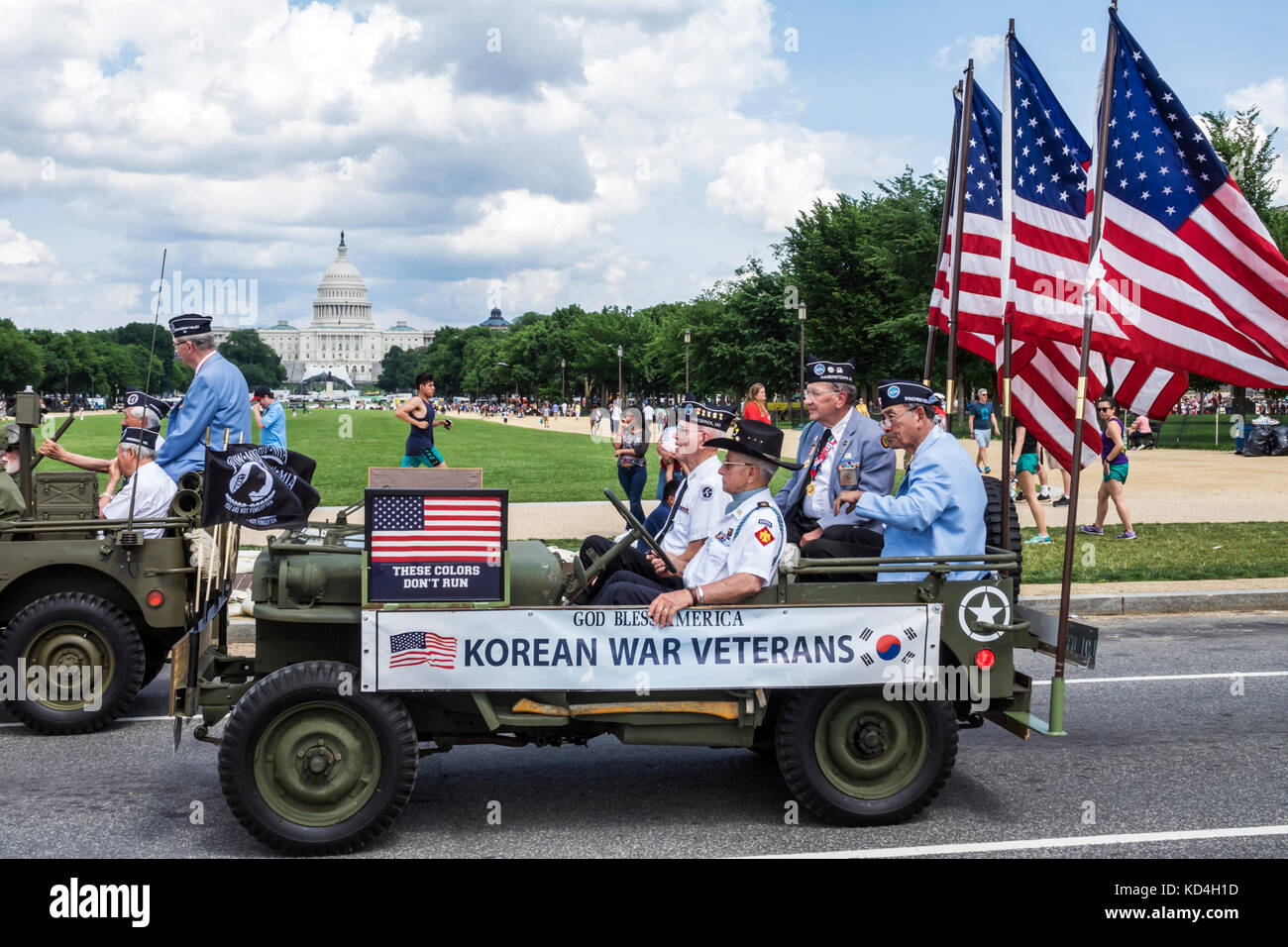 Washington DC, District of Columbia, National Memorial Day Parade, area di sosta, galleggiante, jeep, veterani della Guerra di Corea, edificio del Campidoglio, i visitatori viaggiano Foto Stock