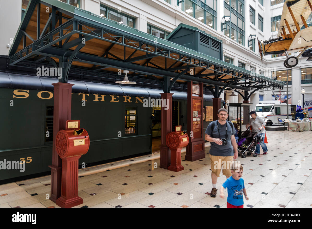 Washington DC, District of Columbia, National Postal Museum, atrio, mostra collezione, Railway Service auto, adulti uomo uomini maschio, ragazzo Foto Stock