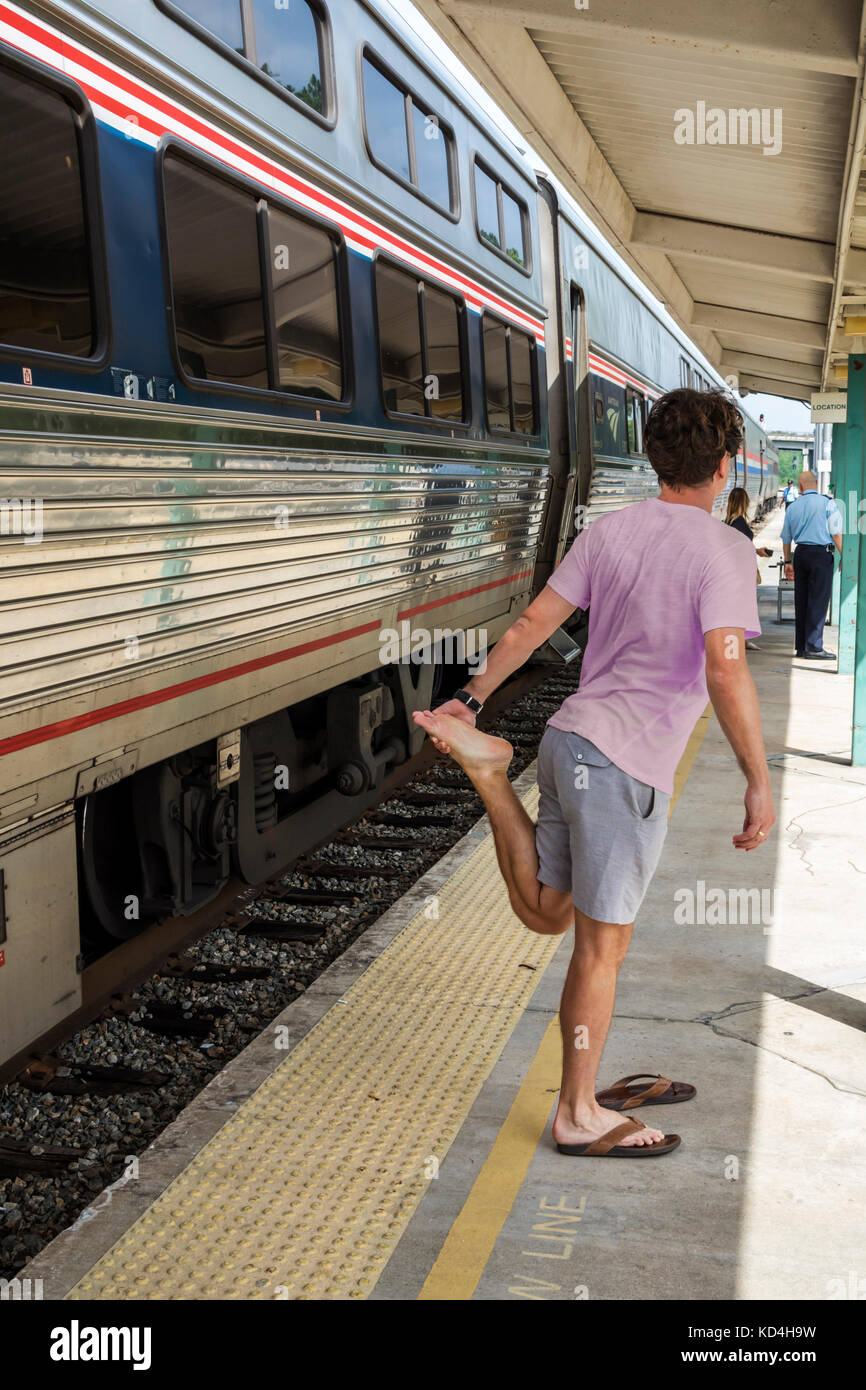Florida,Jacksonville,stazione,ferrovia,treno,Amtrak,fermata,stazione,adulti uomini uomini uomini uomini uomini uomini uomini uomini passeggeri passeggeri motociclisti,stretching,visitatori viaggio Foto Stock