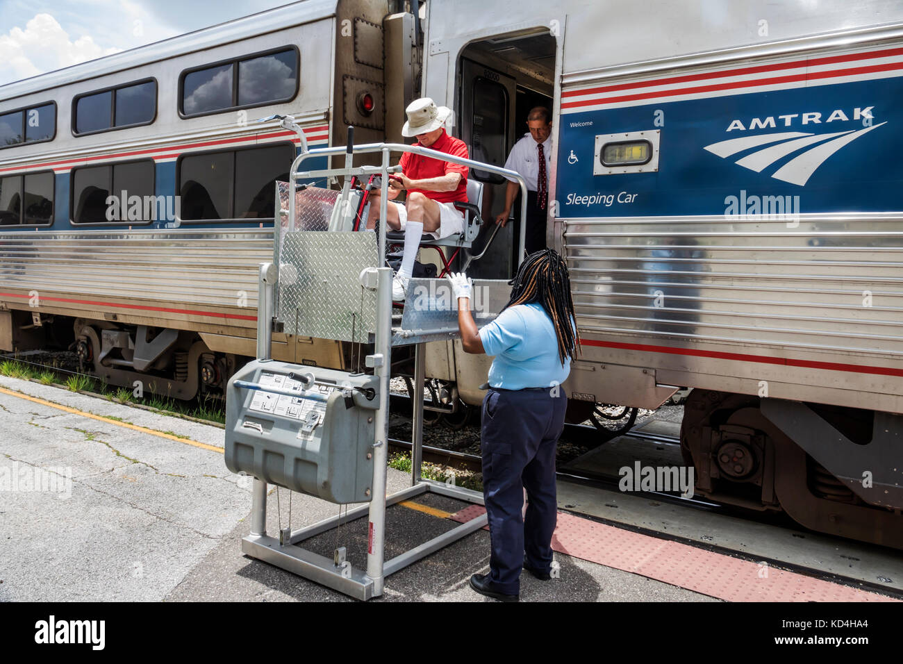 Orlando Florida,stazione,ferrovia,treno,Amtrak,fermata,uomo nero uomini maschio,donna donne,passeggeri passeggeri motociclisti,disabili,sedia a rotelle,ascensore,lui Foto Stock