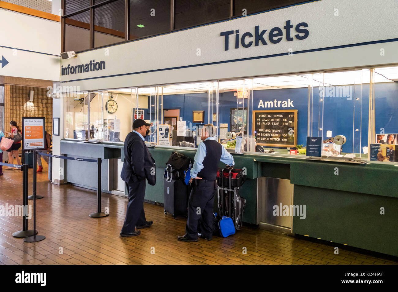 Miami Florida,stazione,ferrovia,treno,Amtrak,stazione,informazioni,biglietteria,uomo uomo maschio,equipaggio,interno,FL170531015 Foto Stock