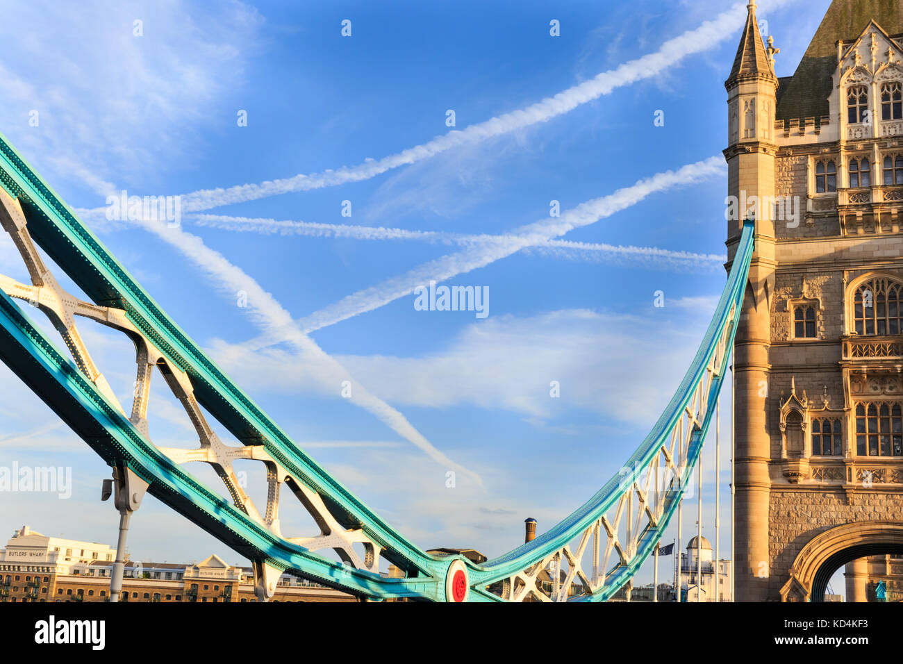 Contrails, con sentieri o piste di condensazione, inquinamento dell'aria visibile nel cielo sopra Tower Bridge a Londra, Inghilterra, Regno Unito Foto Stock