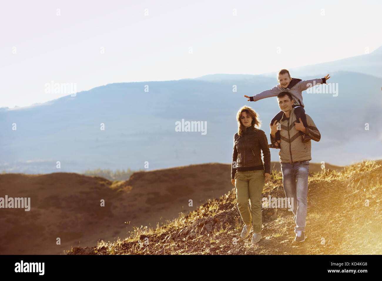 La famiglia felice la natura a piedi zona di montagna Foto Stock