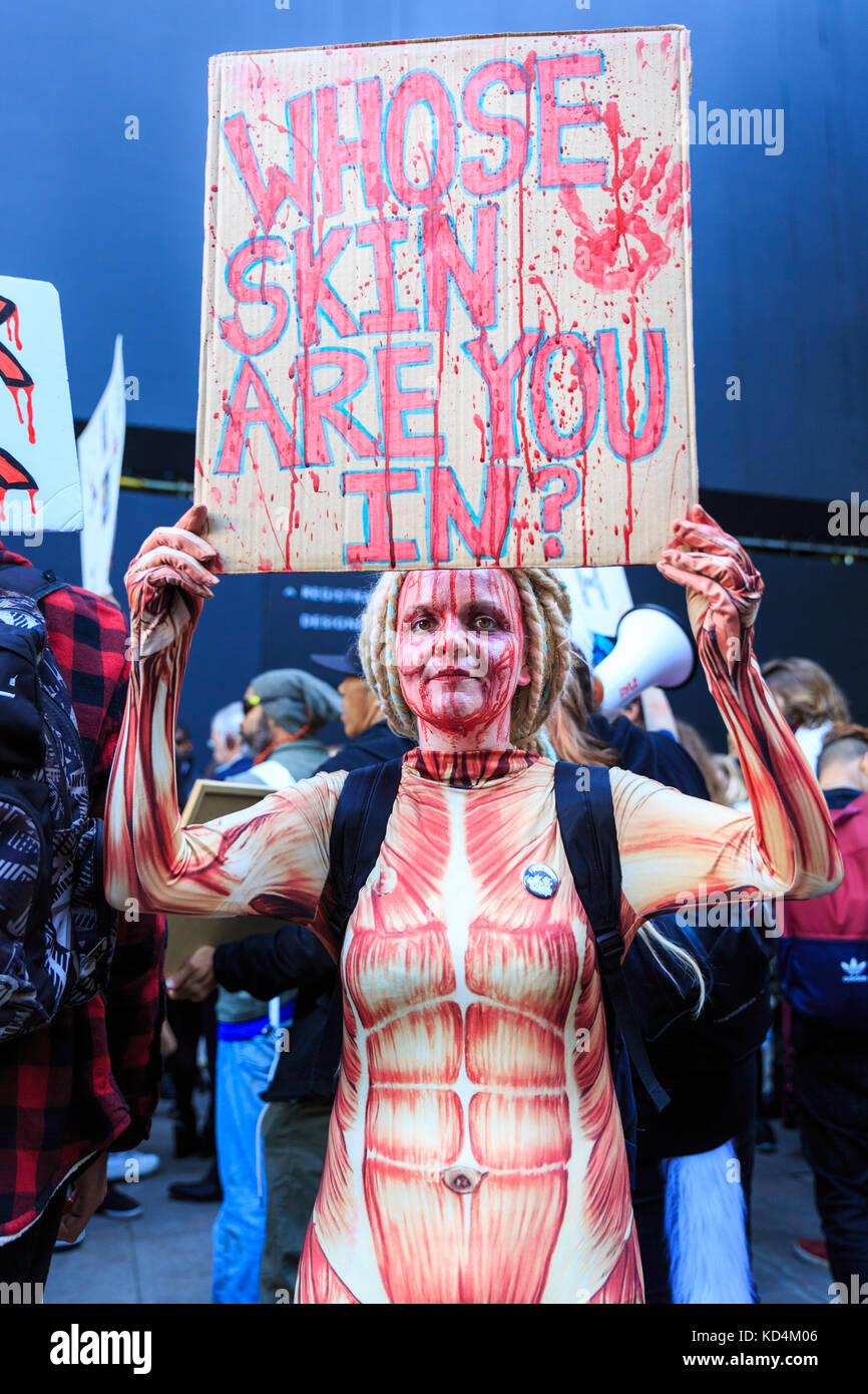 Animale femmina diritti protestor contiene fino segno contro i diritti degli animali abuso, LONDON REGNO UNITO Foto Stock