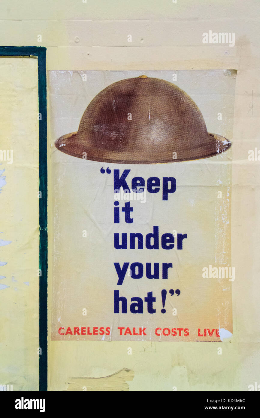 Mantenerlo sotto il vostro cappello, vintage vecchia propaganda bellica poster chiuso aldwych metropolitana stazione della metropolitana di londra Foto Stock