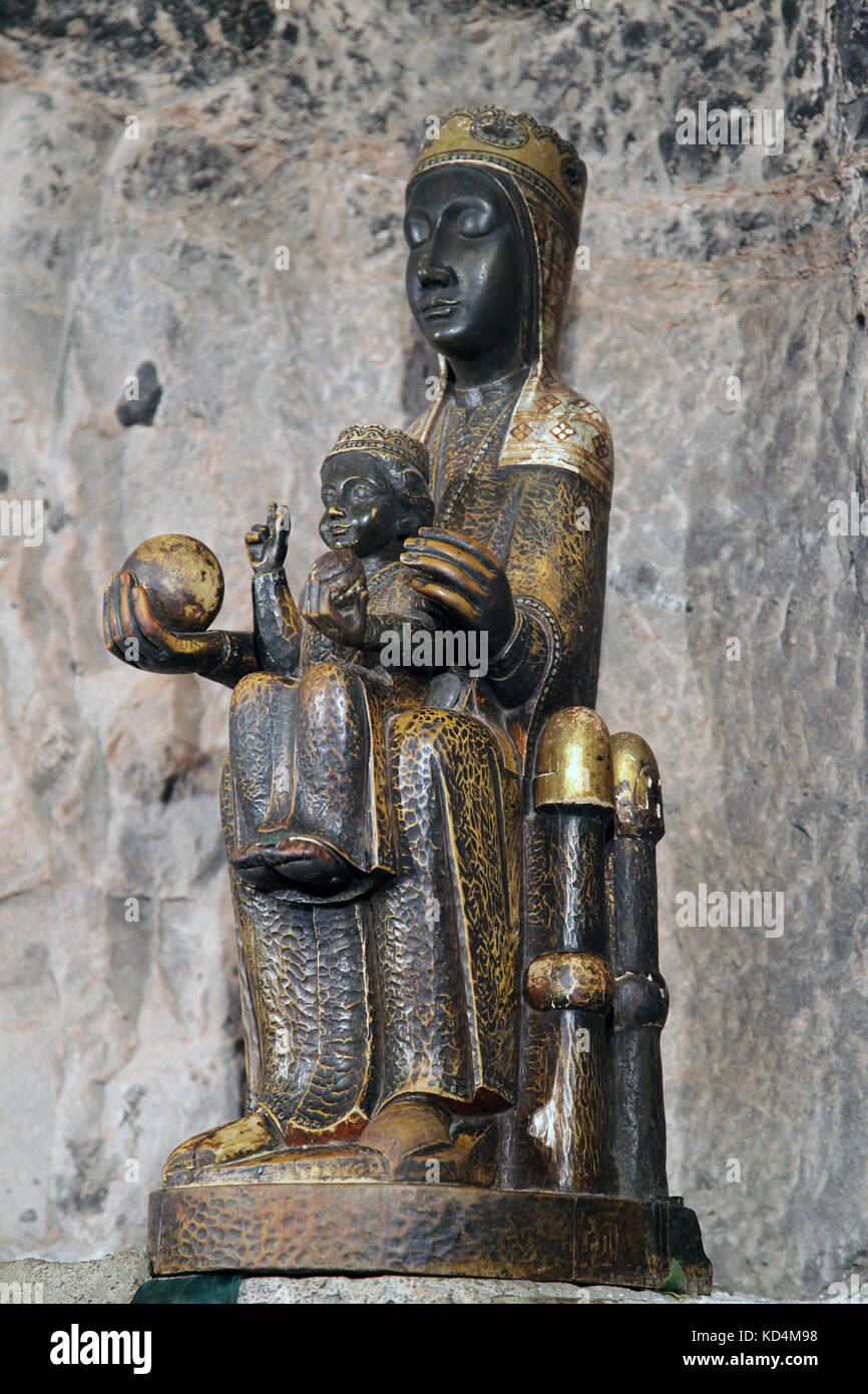 La Moreneta.La Madonna Nera al Santuario di Santa Cova grotta presso la montagna di Montserrat barcellona catalogna Spagna Foto Stock