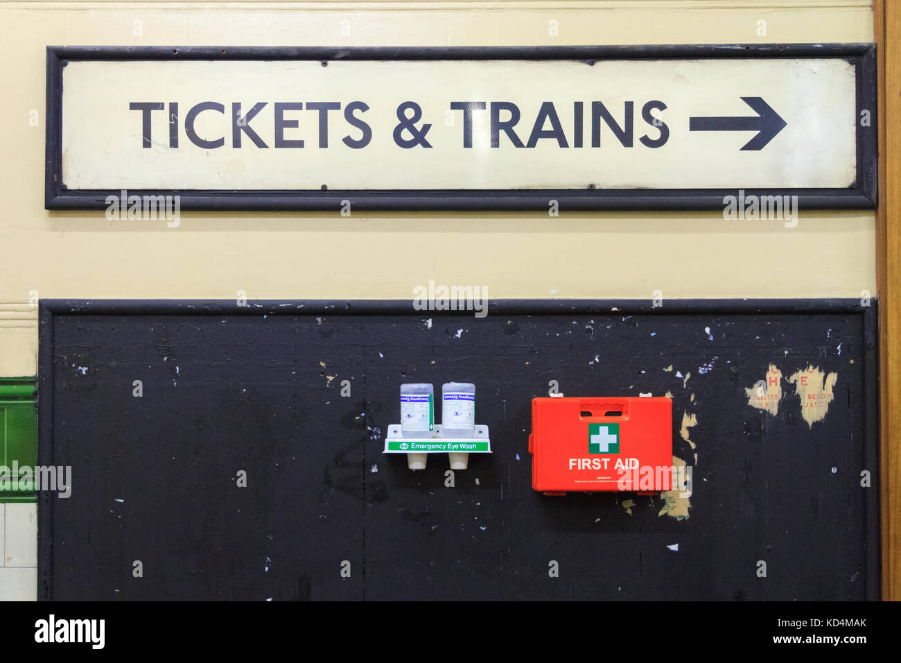 Biglietti e treni, vintage vecchio treno sotterraneo segno con la salute e la sicurezza cassetta di pronto soccorso, aldwych stazione della metropolitana la metropolitana di londra Foto Stock