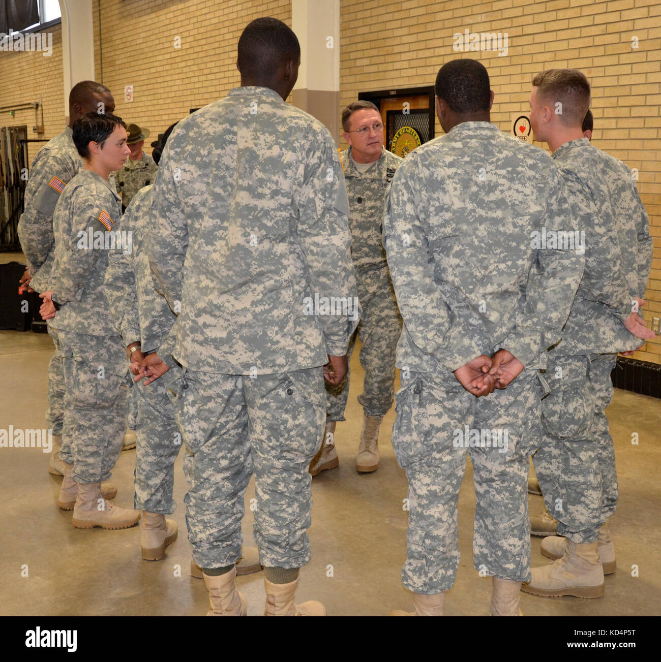 Il comando sgt. maj. William bostic, teatro 228th Tactical segnale comando vigili del sergente maggiore, parla ai soldati nuovo alla brigata da reclutare supporto programma dopo una patch cerimonia tenutasi presso il bluff road armory in Columbia, s.c., oct. 24, 2015. La cerimonia significava per i soldati di completare la formazione di base e avanzati di formazione individuale e ufficialmente di essere accolti per le loro nuove unità. (L'esercito degli Stati Uniti Guardia nazionale foto da 1lt. jessica donnelly/rilasciato) Foto Stock