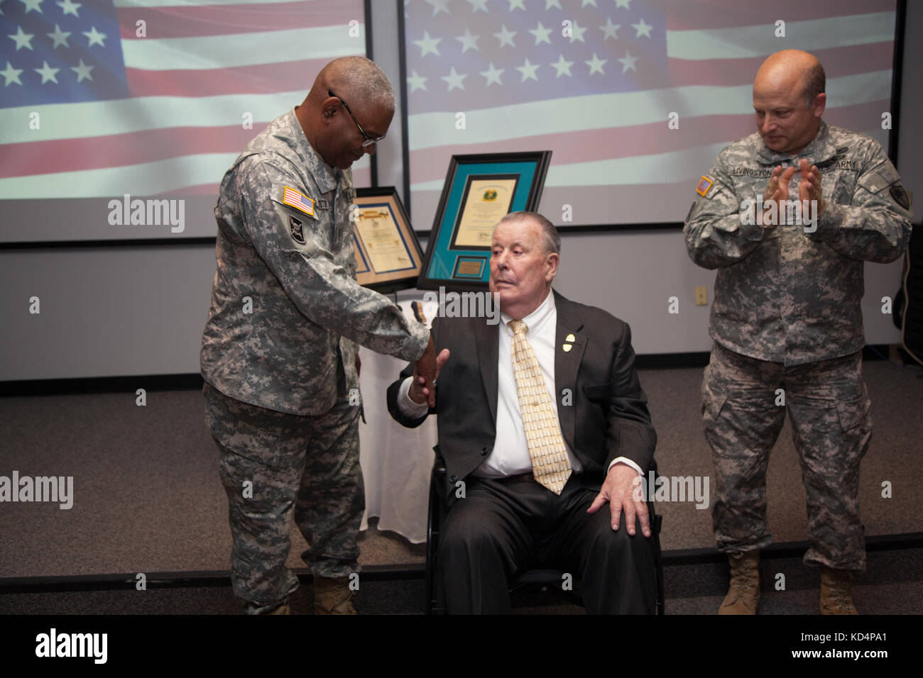 Esercito degli Stati Uniti maj. gen. Robert e. livingston, jr., l'aiutante generale di s.c., e US Army chief warrant officer cinque Paolo m. thurston, un componente di riserva garantisce officer personal developer per il quartermaster corps, presente l'ordine di Saint martin di pensionati chief warrant officer 5 james madison simmons a La Carolina del Sud la guardia nazionale di aiutante generale di edificio in Columbia, s.c., 21 maggio 2015. fondata nel 1997, l'ordine di Saint martin riconosce quartermasters che hanno dato contributi significativi per il quartermaster corps. cw5 simmons servito onorevolmente per oltre quattro deca Foto Stock