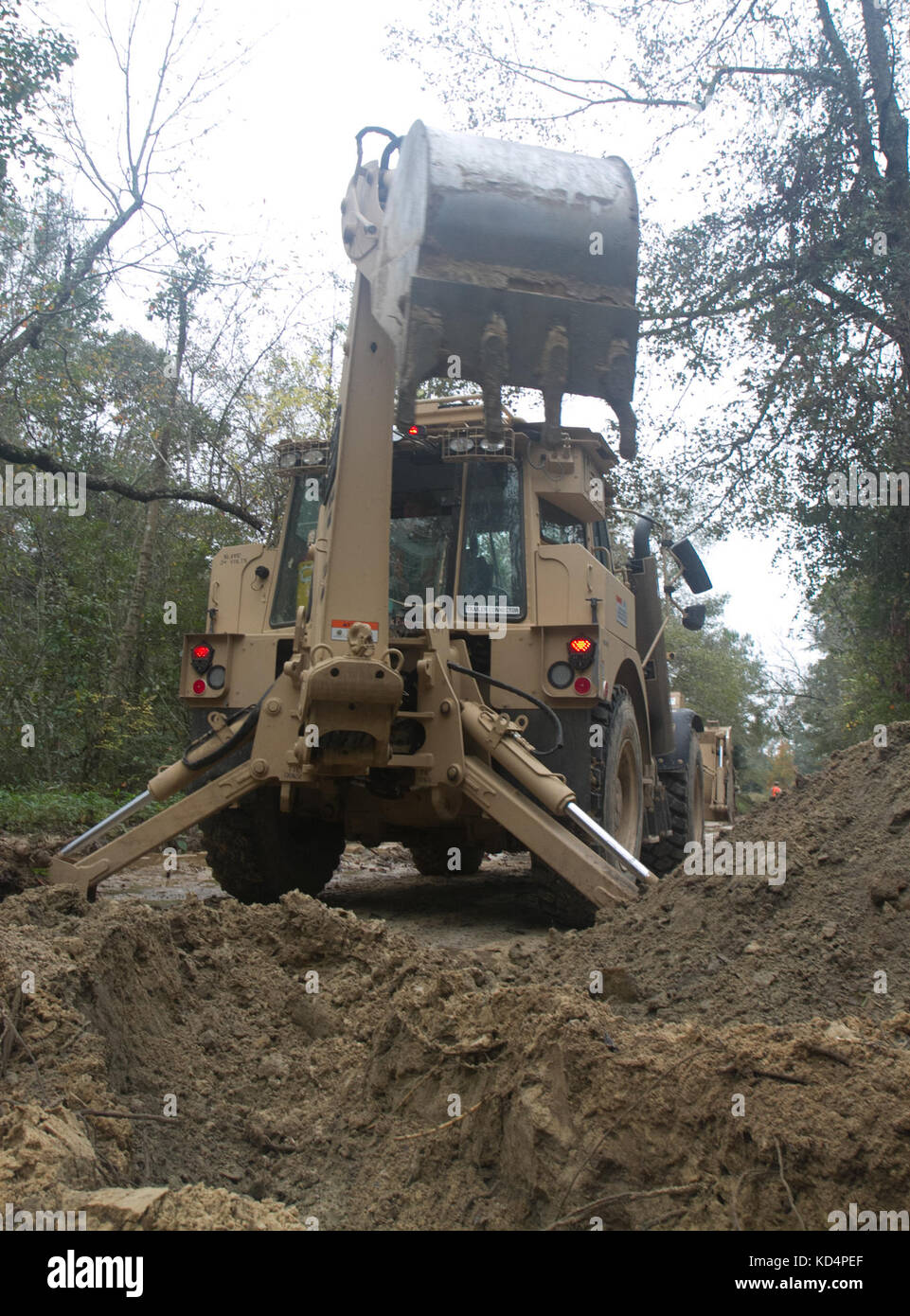 Stati Uniti Gli ingegneri dell'esercito con la Carolina del Sud National Guard per riparare le strade utilizzando una elevata mobilità Engineer escavatore di Manning, South Carolina, nov. 5, 2015. Gli ingegneri assegnati al 178mo Battaglione ingegnere e ingegnere 122Battaglione stanno sostenendo gli sforzi di recupero dopo che lo stato è stato influenzato dagli inondazioni storico che ha danneggiato le strade e infrastrutture in ottobre 2015. (U.S. Esercito nazionale Guard foto di Sgt. Tashera Pravato/ rilasciato) Foto Stock